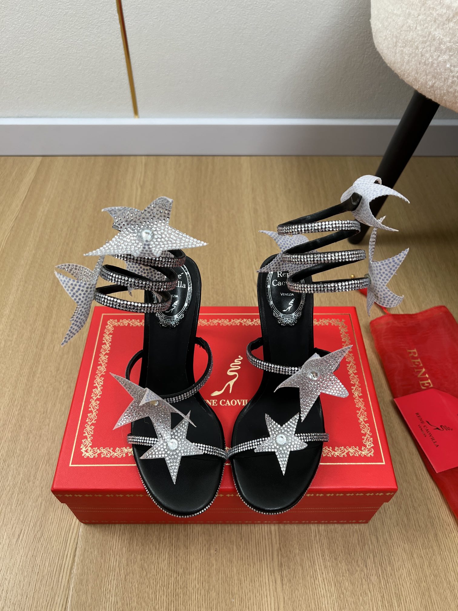 NO:407347,RENE CAOVILLA | 2025 RC Home 2025 Early Spring New Products The latest classic rhinestone serpentine wrapping high heel sandals series for counters. RC is not only good-looking, but also useless high heels rhinestone serpentine straps high heels women's sandals. The serpentine straps are always fairy-like, and the snake laces are surround the ankles. It is shining and lively and perfect. It is very pure. The temperament of the celebrity is full of feminine and the foot feels full of summer. It really needs versatile shoes. It looks good no matter how you match it. It is casual and high-end and comfortable. It is also very fashionable and fashionable. The rhinestone matching design is perfectly integrated into the joy of playfulness and elegance. Wear it and dance a cheerful swing dance. Imported silk iron diamonds on the upper (added iron diamond five-pointed star) inner sheepskin footbed sheepskin  Outsole original uniform flash silver leather outsole (gold buckle) heel height 9.5cm size 34-43 (34.40.41.42.43 customized) Packaging counter packaging (with mesh bags, spare diamonds), high heels, rene caovilla, rene caovilla, chanel, sandals, high heels, skirts, shorts, sheepskin, real silk, Leather soles19860909RENE CAOVILLA 芮妮乔薇拉 | 2025 RC家2025早春新品 专柜最新经典款水钻蛇形缠绕高跟凉鞋系列 RC除了好看一无是处的高跟鞋水钻蛇形绑带高跟鞋女士凉鞋,永远仙气十足的蛇形系带环绕足踝,闪耀灵动盈润完美味儿特别纯正 名媛气质女人味十足,脚感满分夏天真的太需要百搭鞋了,怎么搭配都好看,随意且高级的感觉舒适度也很棒,搭配各种短裤短裙,潮爆了 超好看百搭 水钻搭配设计完美融合在俏皮和优雅问无缝切换的快乐,穿上它跳起欢快的摇摆舞吧 鞋面进口真丝烫钻（加烫钻五角星） 内里羊皮 垫脚羊皮 大底原版一致闪银真皮大底（金扣） 跟高9.5cm 码数34-43（34.40.41.42.43定制） 包装专柜包装（配网纱袋、备用钻）,高跟鞋凉鞋,rene caovilla,rene caovilla,chanel,sandals,high heels,skirts,shorts,sheepskin,real silk,Leather soles,Women's Shoes