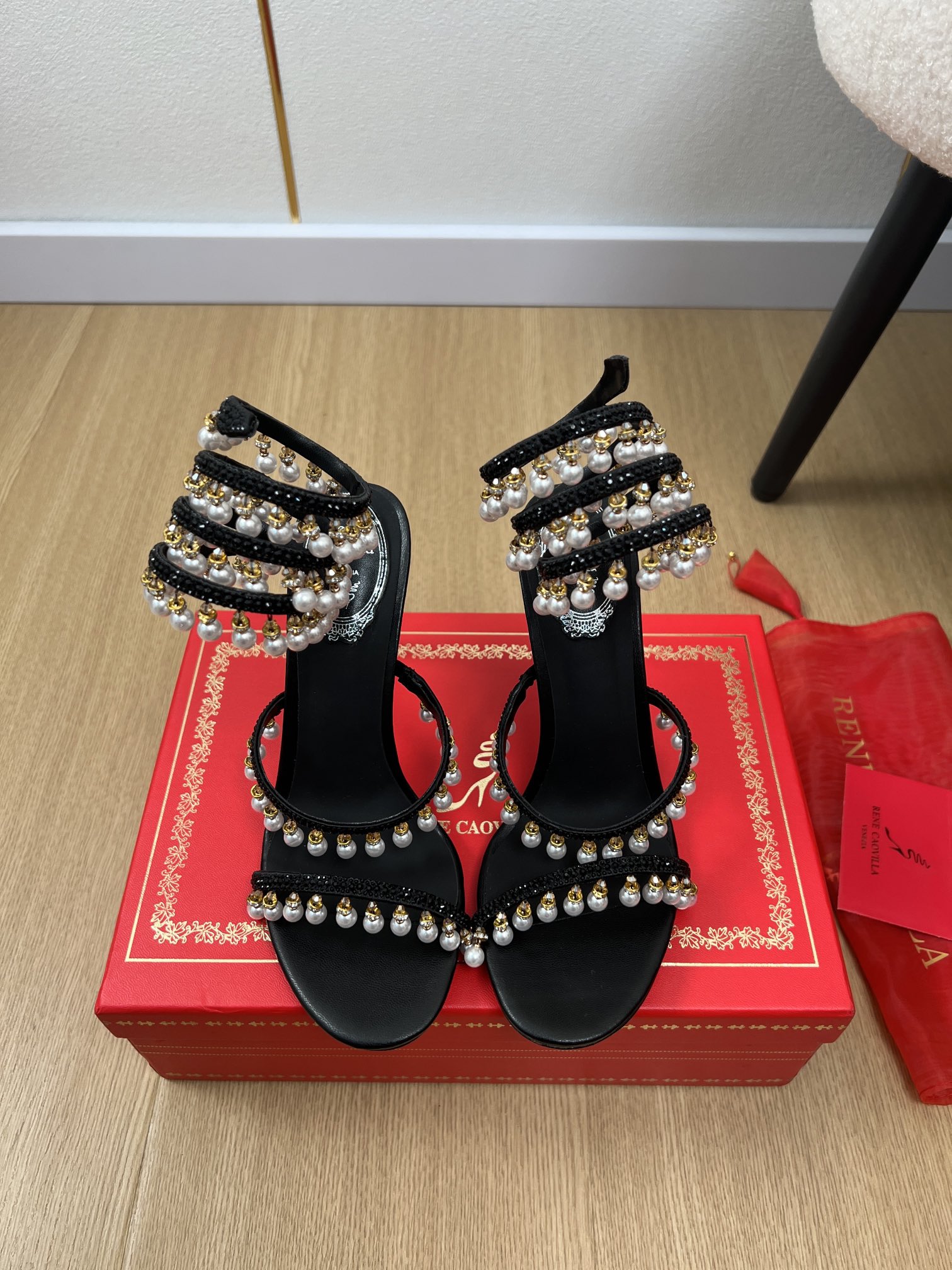 NO:407331,RENE CAOVILLA | 2025 RC Home 2025 Early Spring New Products The latest classic water drop crystal decoration snake-shaped wrap high heel sandals series RC has no choice but to look good and useless high heels crystal lamp snake-shaped straps high heels women's sandals, always fairy-like snake-shaped laces around the ankles, crystal pendants embellished with exquisite fine diamonds, shining and agile, perfect taste, especially pure, celebrity temperament, full of femininity, foot feeling, really needs versatile shoes in summer, no matter how you match it, it looks good, casual and high-end feel, and it is also great to match it, it is fashionable and fashionable, super beautiful and versatile. The rhinestone matching design is perfectly integrated into the joy of playfulness and elegance, ask for seamless switching, wear it and dance cheerful swing dance. Imported silk iron diamonds on the upper (pearl pendant) inner sheepskin  Flying sheepskin, original uniform flash silver leather outsole (gold buckle) Heel height 9.5cm, size 34-43 (34.40.41.42.43 customized) Packaging counter (with mesh bags, spare diamonds), high heels, rene caovilla, rene caovilla, chanel, sandals, high heels, skirts, shorts, sheepskin, real silk, Leather soles19860909RENE CAOVILLA 芮妮乔薇拉 | 2025 RC家2025早春新品 专柜最新经典款水滴晶饰蛇形缠绕高跟凉鞋系列 RC除了好看一无是处的高跟鞋水晶灯蛇形绑带高跟鞋女士凉鞋,永远仙气十足的蛇形系带环绕足踝,水晶吊坠缀以精致细钻,闪耀灵动盈润完美味儿特别纯正 名媛气质女人味十足,脚感满分夏天真的太需要百搭鞋了,怎么搭配都好看,随意且高级的感觉舒适度也很棒,搭配各种短裤短裙,潮爆了 超好看百搭 水钻搭配设计完美融合在俏皮和优雅问无缝切换的快乐,穿上它跳起欢快的摇摆舞吧 鞋面进口真丝烫钻（珍珠吊饰） 内里羊皮 垫脚羊皮 大底原版一致闪银真皮大底（金扣） 跟高9.5cm 码数34-43（34.40.41.42.43定制） 包装专柜包装（配网纱袋、备用钻）,高跟鞋凉鞋,rene caovilla,rene caovilla,chanel,sandals,high heels,skirts,shorts,sheepskin,real silk,Leather soles,Women's Shoes