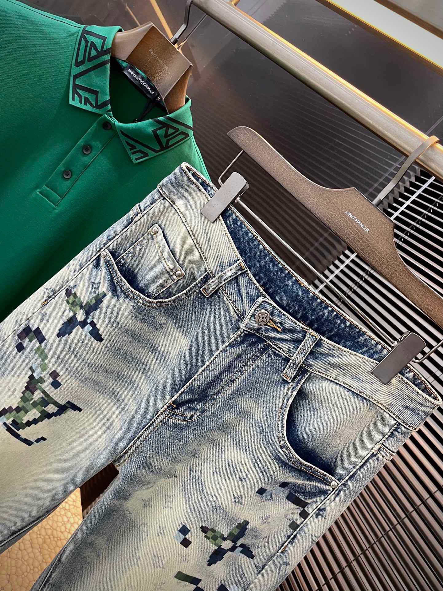 Louis Vuitton’s Innovative Italian Fabric Jeans for Summer 2025 - 图片 2
