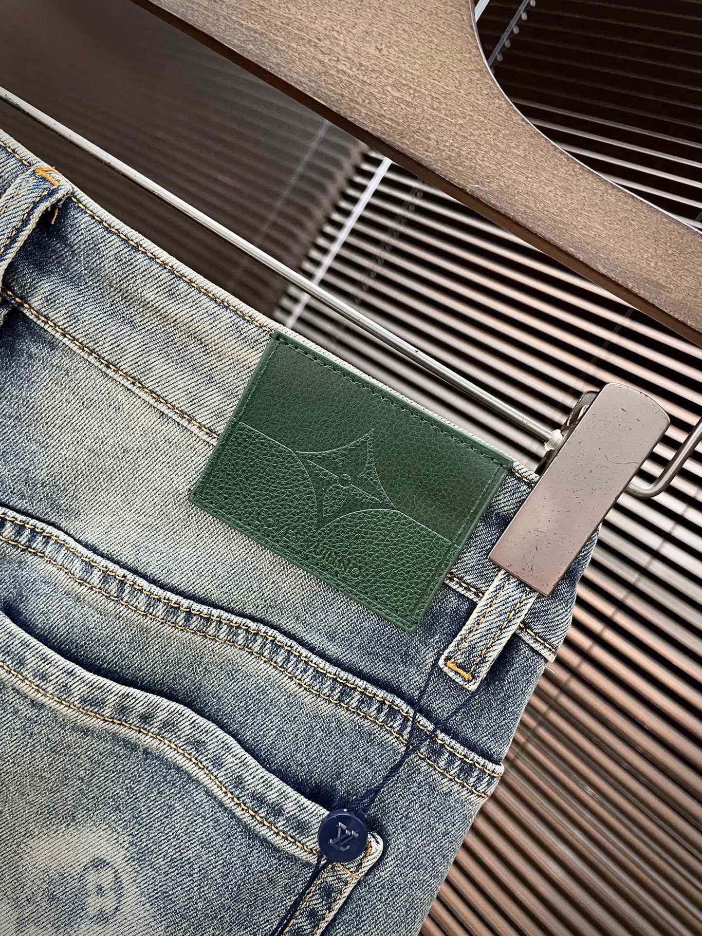 Louis Vuitton’s Innovative Italian Fabric Jeans for Summer 2025 - 图片 8