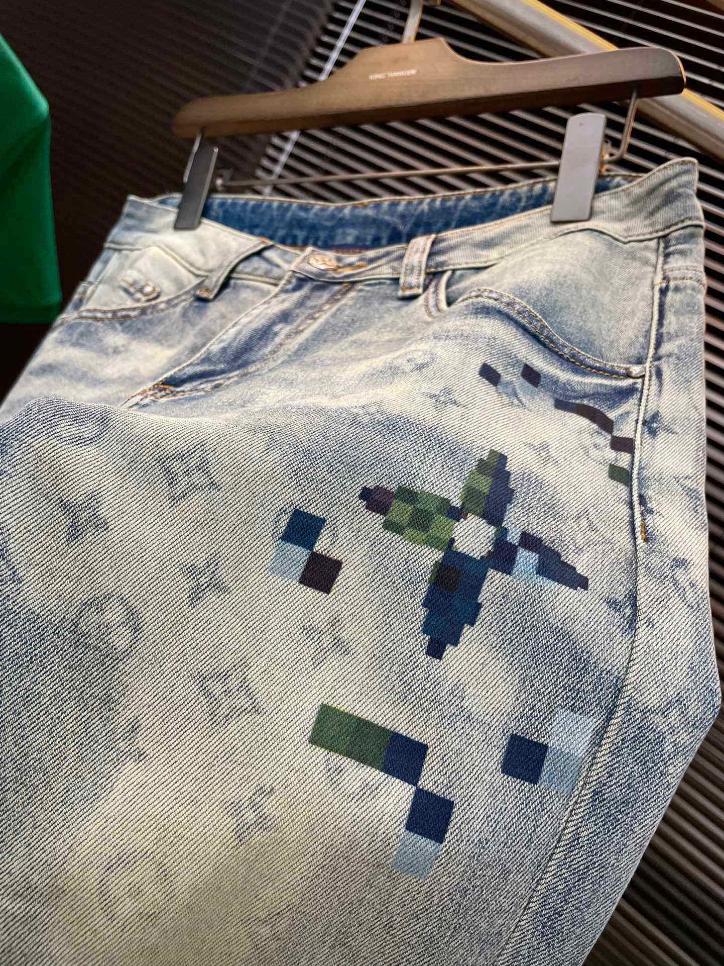Louis Vuitton’s Innovative Italian Fabric Jeans for Summer 2025 - 图片 4