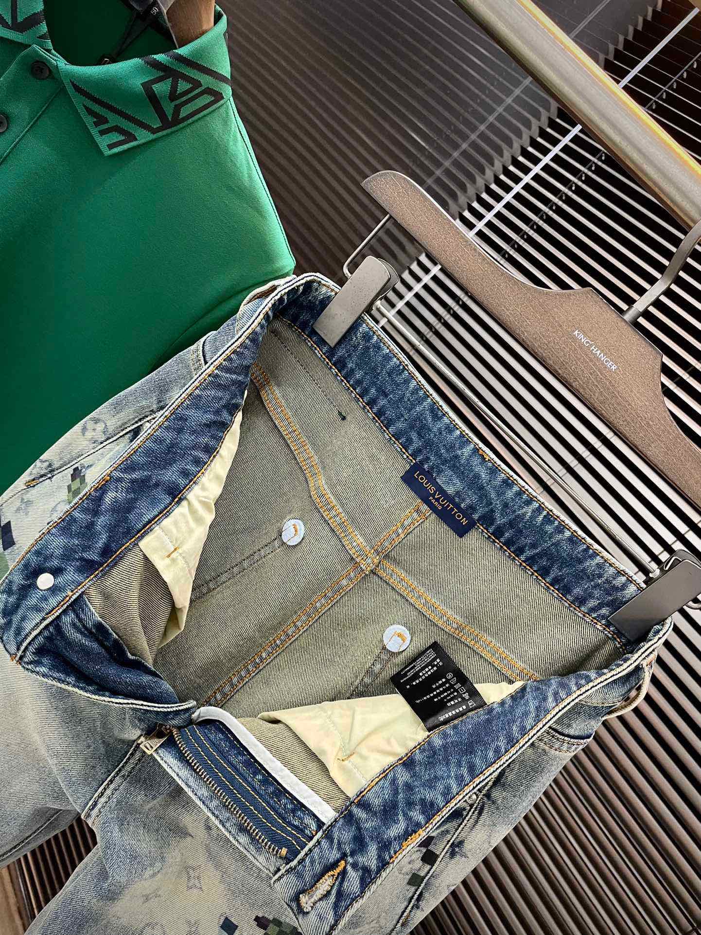 Louis Vuitton’s Innovative Italian Fabric Jeans for Summer 2025 - 图片 7