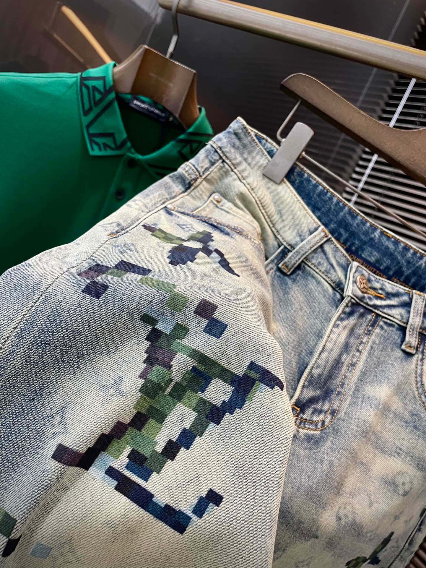 Louis Vuitton’s Innovative Italian Fabric Jeans for Summer 2025 - 图片 5