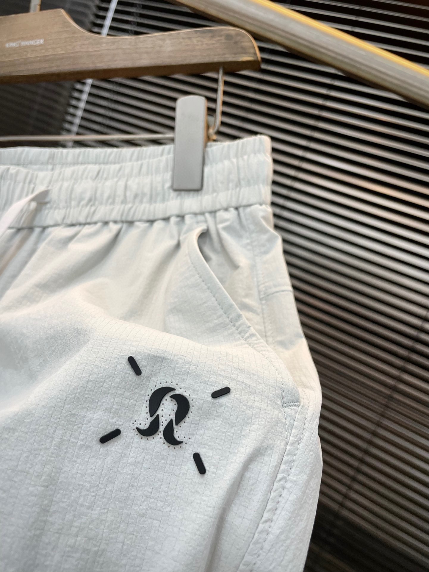 Lululemon Spring 2025 Leisure Pants: Customized Curry Fabric, Comfort, High-End Style - 图片 3