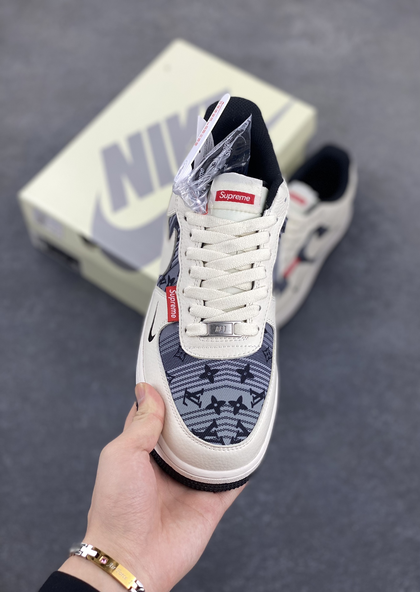图片[2]-NIke Air Force 1 \’07 Low “Supreme联名”空军一号 低帮 运动鞋 休闲鞋 折边针车 工艺难度大 原楦头原纸板 原装鞋盒 定制五金配件 内置全掌气垫 原厂鞋底 货号：BZ68808-108 尺码：36 36.5 37.5 38 38.5 39 40 40.5 41 42 42.5 43 44 44.5 45-选品中心
