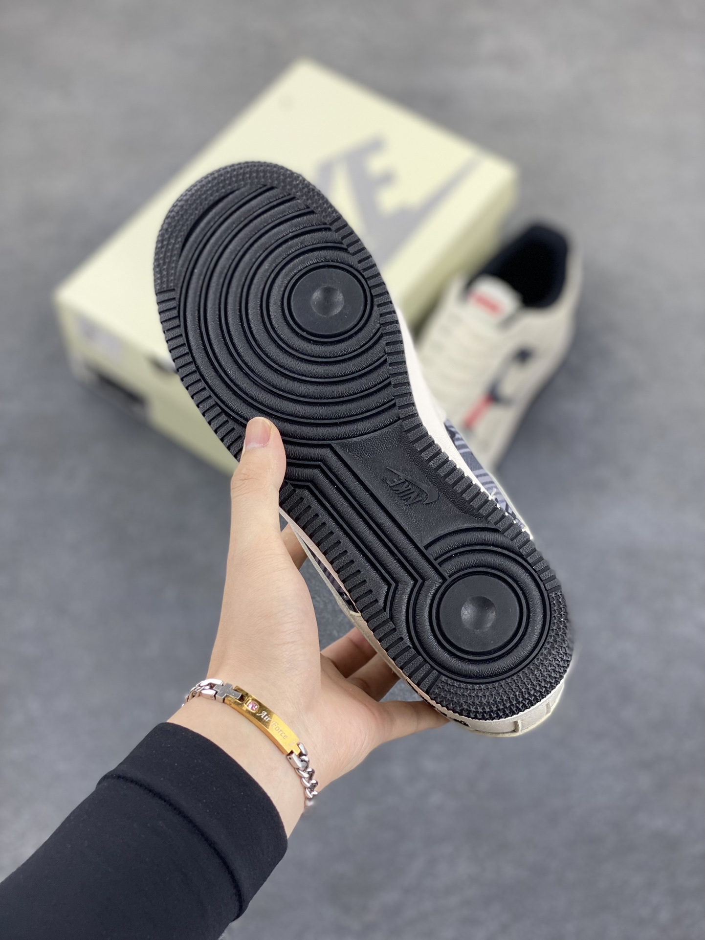 图片[5]-NIke Air Force 1 \’07 Low “Supreme联名”空军一号 低帮 运动鞋 休闲鞋 折边针车 工艺难度大 原楦头原纸板 原装鞋盒 定制五金配件 内置全掌气垫 原厂鞋底 货号：BZ68808-108 尺码：36 36.5 37.5 38 38.5 39 40 40.5 41 42 42.5 43 44 44.5 45-选品中心