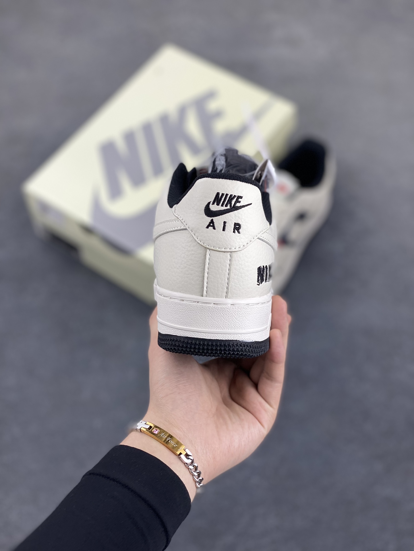 图片[4]-NIke Air Force 1 \’07 Low “Supreme联名”空军一号 低帮 运动鞋 休闲鞋 折边针车 工艺难度大 原楦头原纸板 原装鞋盒 定制五金配件 内置全掌气垫 原厂鞋底 货号：BZ68808-108 尺码：36 36.5 37.5 38 38.5 39 40 40.5 41 42 42.5 43 44 44.5 45-选品中心