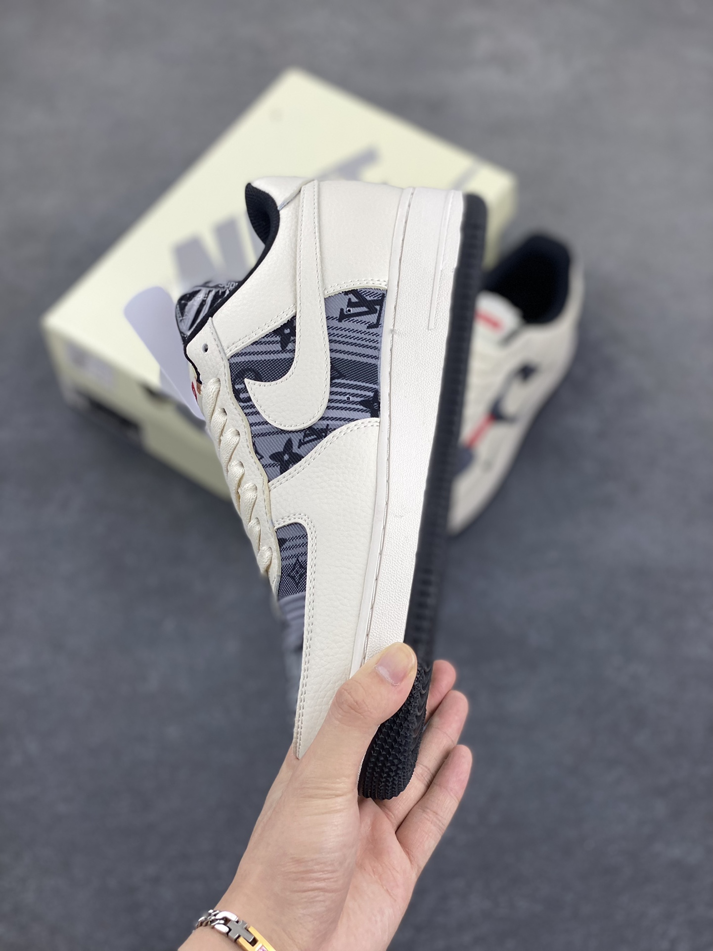 图片[3]-NIke Air Force 1 \’07 Low “Supreme联名”空军一号 低帮 运动鞋 休闲鞋 折边针车 工艺难度大 原楦头原纸板 原装鞋盒 定制五金配件 内置全掌气垫 原厂鞋底 货号：BZ68808-108 尺码：36 36.5 37.5 38 38.5 39 40 40.5 41 42 42.5 43 44 44.5 45-选品中心