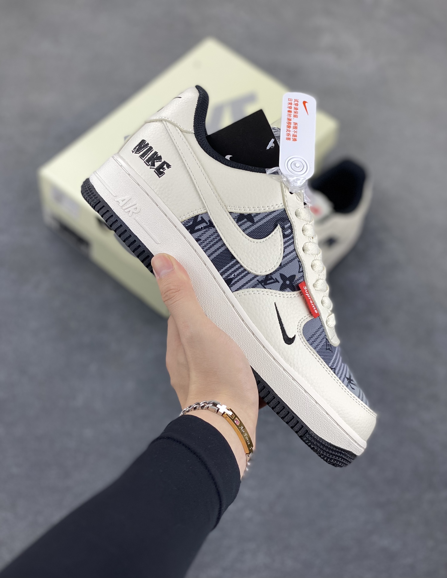 NIke Air Force 1 \'07 Low “Supreme联名”空军一号 低帮 运动鞋 休闲鞋 折边针车 工艺难度大 原楦头原纸板 原装鞋盒 定制五金配件 内置全掌气垫 原厂鞋底 货号：BZ68808-108 尺码：36 36.5 37.5 38 38.5 39 40 40.5 41 42 42.5 43 44 44.5 45-选品中心