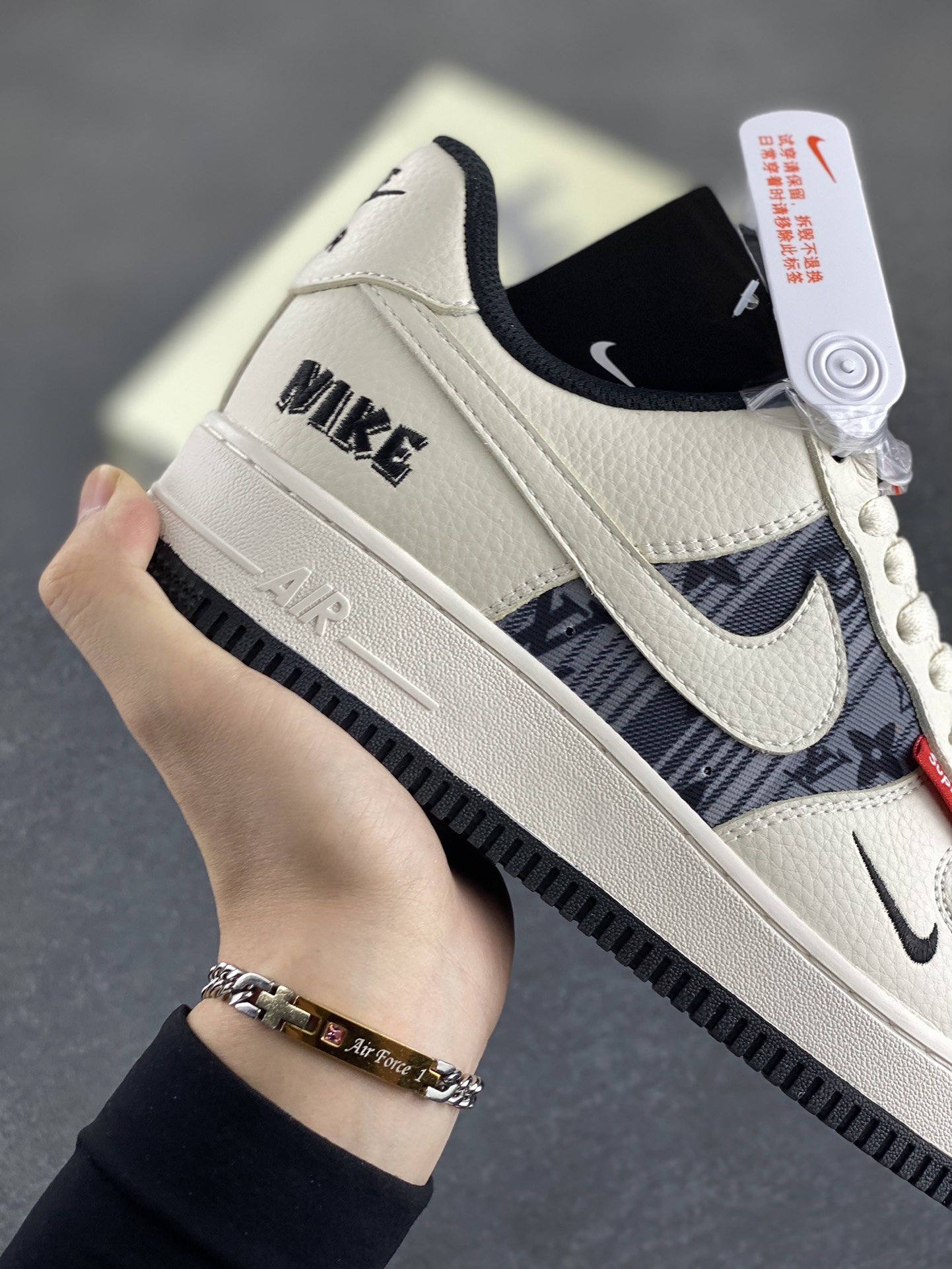 图片[6]-NIke Air Force 1 \’07 Low “Supreme联名”空军一号 低帮 运动鞋 休闲鞋 折边针车 工艺难度大 原楦头原纸板 原装鞋盒 定制五金配件 内置全掌气垫 原厂鞋底 货号：BZ68808-108 尺码：36 36.5 37.5 38 38.5 39 40 40.5 41 42 42.5 43 44 44.5 45-选品中心