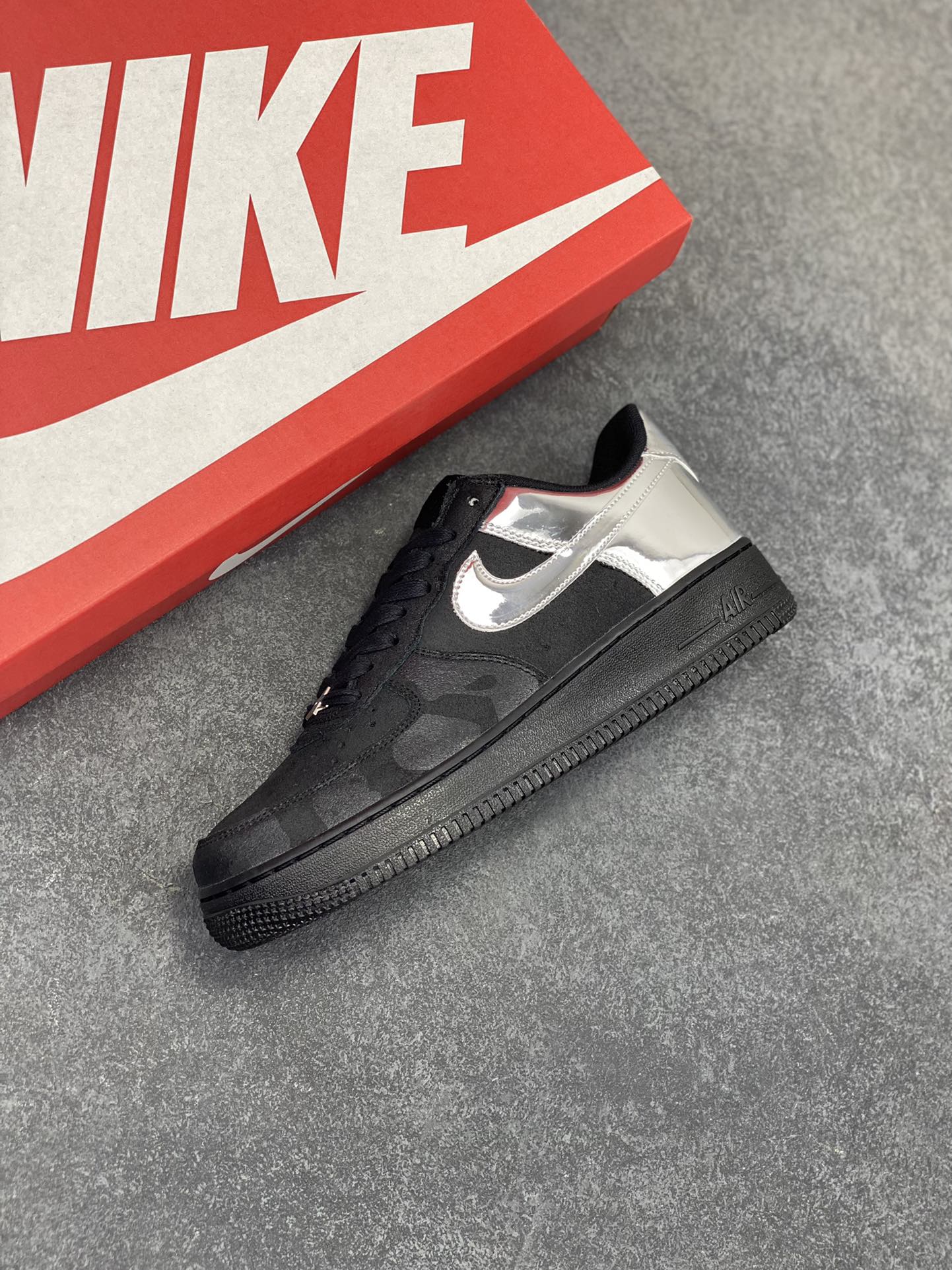 图片[7]-Nike Air Force 1 Low 黑银 空军一号低帮运动休闲板鞋 原楦头原纸板 打造纯正空军版型#专注外贸渠道 全掌内置蜂窝气垫 #原盒配件 原厂中底钢印、拉帮完美 货号：HF2885-001 尺码：36 36.5 37.5 38 38.5 39 40 40.5 41 42 42.5 43 44 44.5 45-选品中心