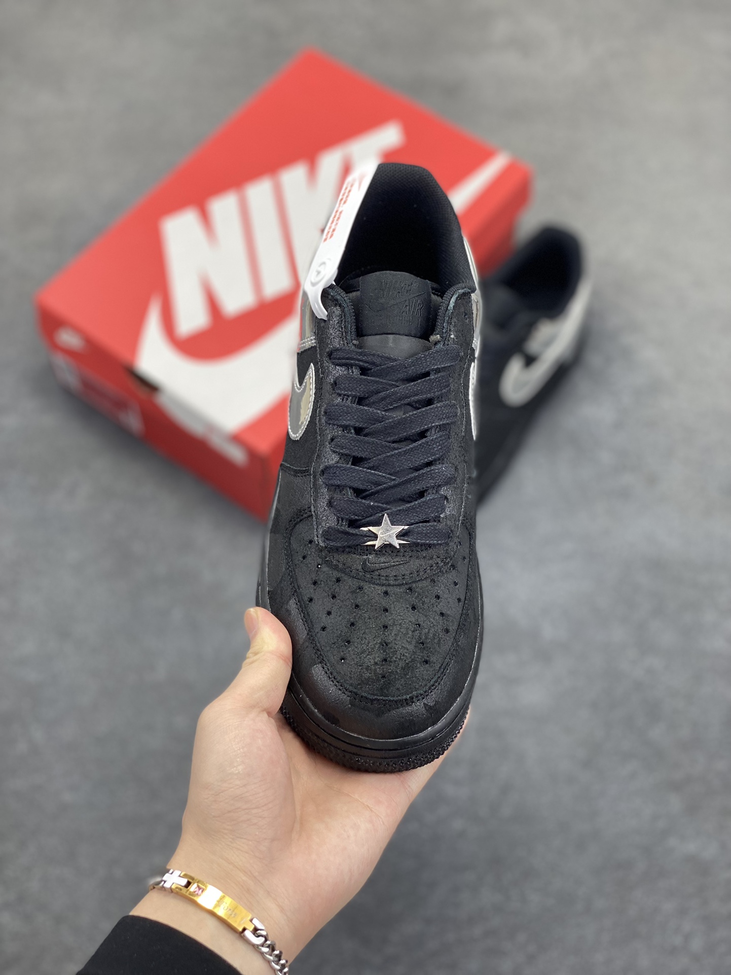 图片[2]-Nike Air Force 1 Low 黑银 空军一号低帮运动休闲板鞋 原楦头原纸板 打造纯正空军版型#专注外贸渠道 全掌内置蜂窝气垫 #原盒配件 原厂中底钢印、拉帮完美 货号：HF2885-001 尺码：36 36.5 37.5 38 38.5 39 40 40.5 41 42 42.5 43 44 44.5 45-选品中心
