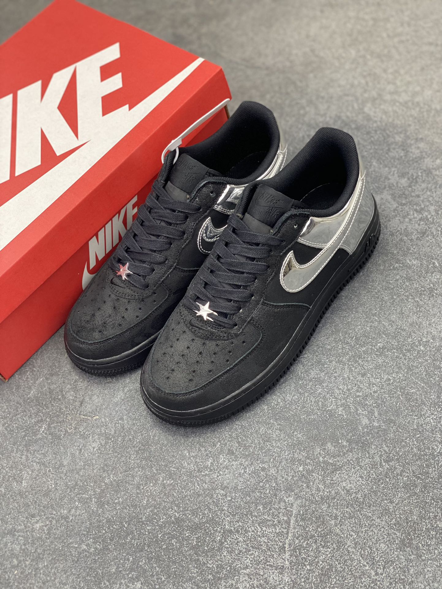 图片[8]-Nike Air Force 1 Low 黑银 空军一号低帮运动休闲板鞋 原楦头原纸板 打造纯正空军版型#专注外贸渠道 全掌内置蜂窝气垫 #原盒配件 原厂中底钢印、拉帮完美 货号：HF2885-001 尺码：36 36.5 37.5 38 38.5 39 40 40.5 41 42 42.5 43 44 44.5 45-选品中心