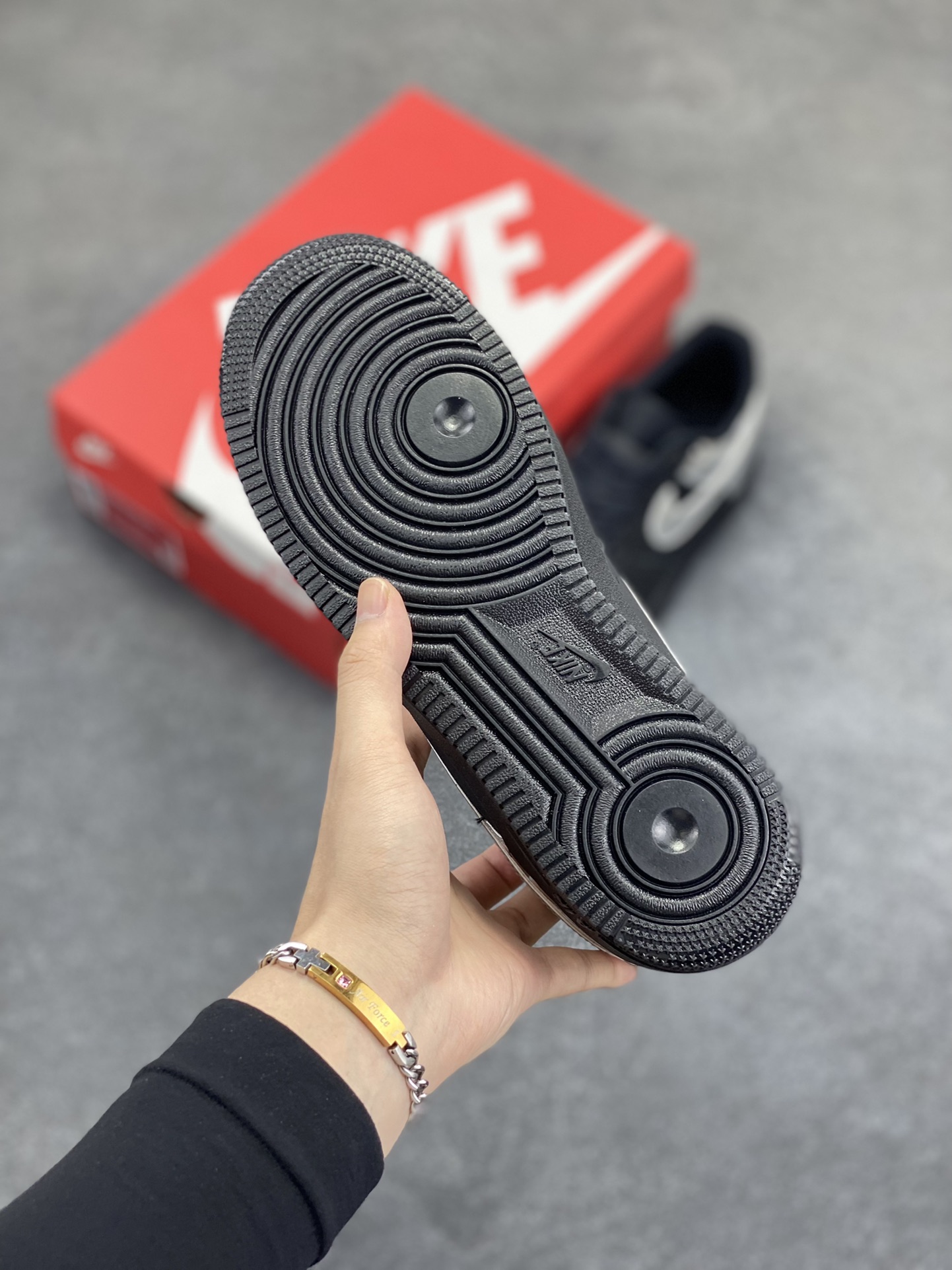 图片[5]-Nike Air Force 1 Low 黑银 空军一号低帮运动休闲板鞋 原楦头原纸板 打造纯正空军版型#专注外贸渠道 全掌内置蜂窝气垫 #原盒配件 原厂中底钢印、拉帮完美 货号：HF2885-001 尺码：36 36.5 37.5 38 38.5 39 40 40.5 41 42 42.5 43 44 44.5 45-选品中心