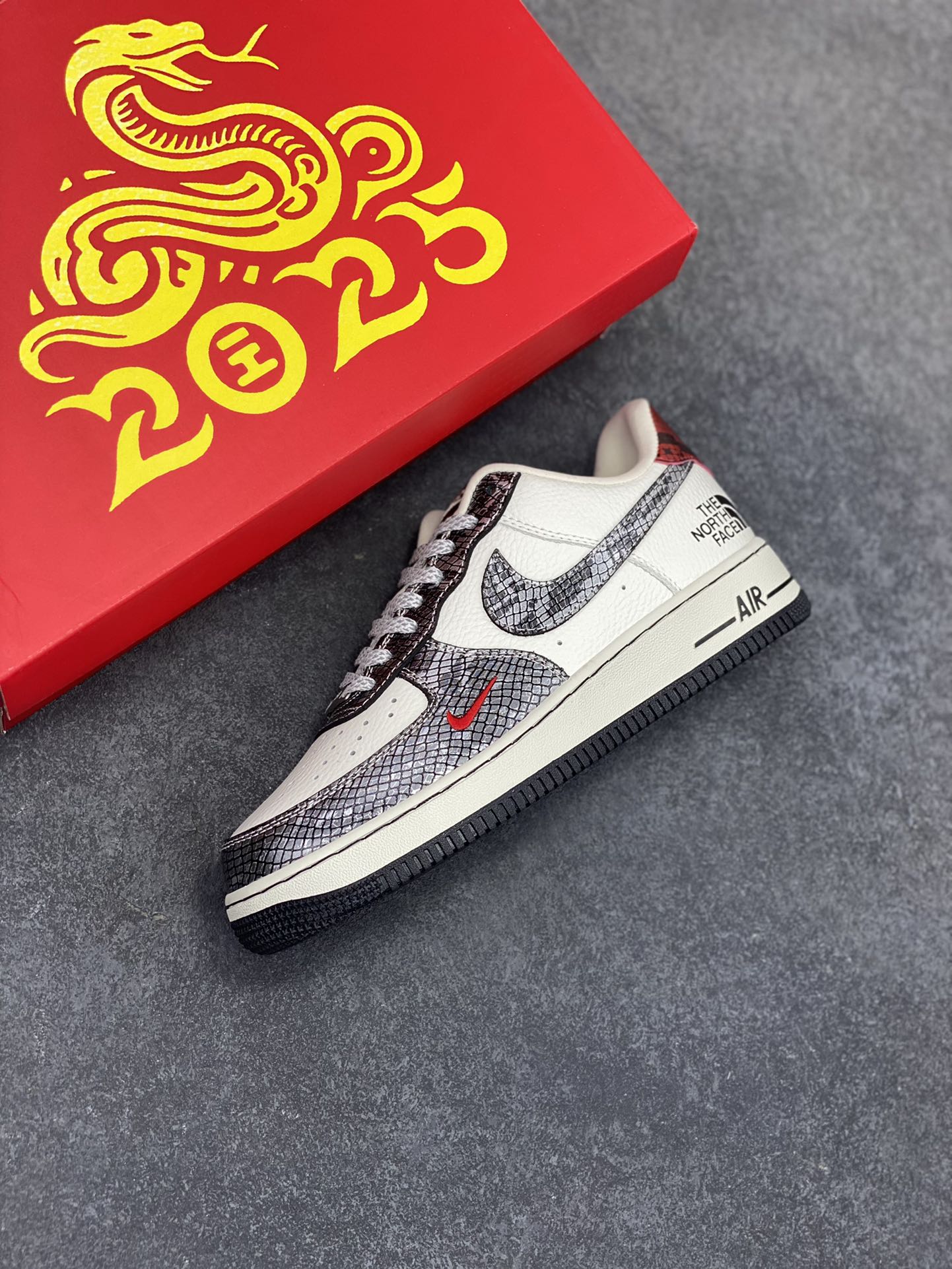 图片[7]-NIke Air Force 1 \’07 Low “北面联名蛇年限定——银蛇”空军一号 低帮 运动鞋 休闲鞋 折边针车 工艺难度大 原楦头原纸板 原装鞋盒 定制五金配件 内置全掌气垫 原厂鞋底 货号：CH6336-521 尺码：36 36.5 37.5 38 38.5 39 40 40.5 41 42 42.5 43 44 44.5 45-选品中心