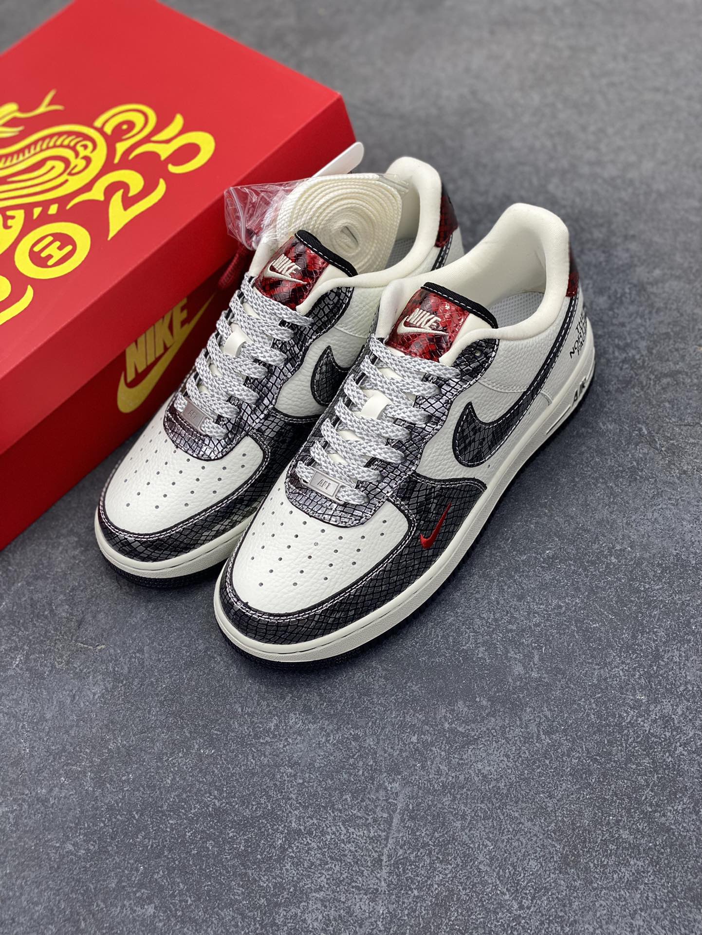 图片[8]-NIke Air Force 1 \’07 Low “北面联名蛇年限定——银蛇”空军一号 低帮 运动鞋 休闲鞋 折边针车 工艺难度大 原楦头原纸板 原装鞋盒 定制五金配件 内置全掌气垫 原厂鞋底 货号：CH6336-521 尺码：36 36.5 37.5 38 38.5 39 40 40.5 41 42 42.5 43 44 44.5 45-选品中心