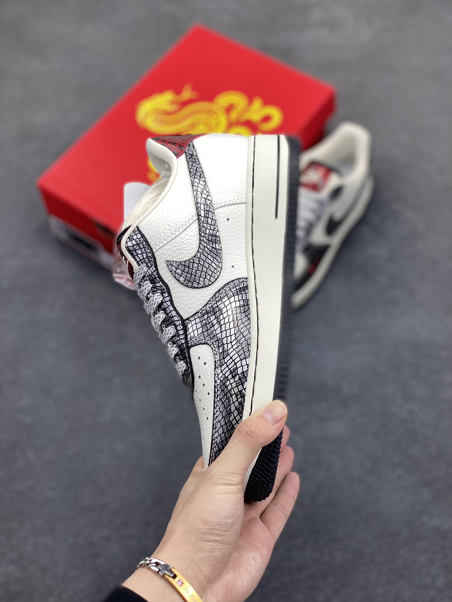 图片[3]-NIke Air Force 1 \’07 Low “北面联名蛇年限定——银蛇”空军一号 低帮 运动鞋 休闲鞋 折边针车 工艺难度大 原楦头原纸板 原装鞋盒 定制五金配件 内置全掌气垫 原厂鞋底 货号：CH6336-521 尺码：36 36.5 37.5 38 38.5 39 40 40.5 41 42 42.5 43 44 44.5 45-选品中心