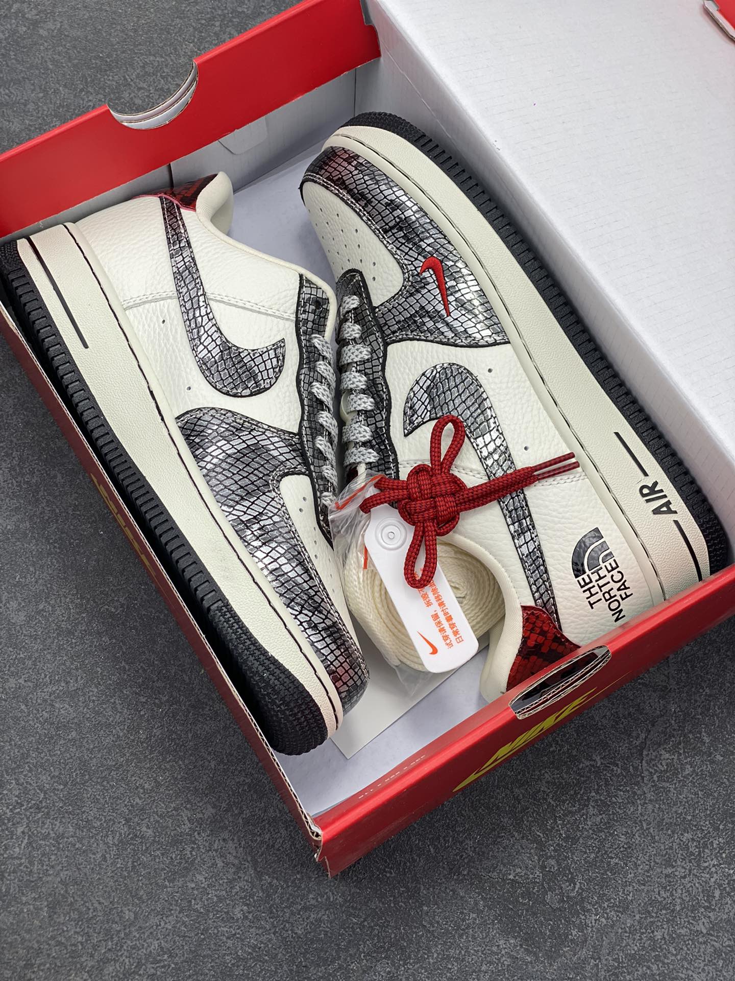 图片[9]-NIke Air Force 1 \’07 Low “北面联名蛇年限定——银蛇”空军一号 低帮 运动鞋 休闲鞋 折边针车 工艺难度大 原楦头原纸板 原装鞋盒 定制五金配件 内置全掌气垫 原厂鞋底 货号：CH6336-521 尺码：36 36.5 37.5 38 38.5 39 40 40.5 41 42 42.5 43 44 44.5 45-选品中心