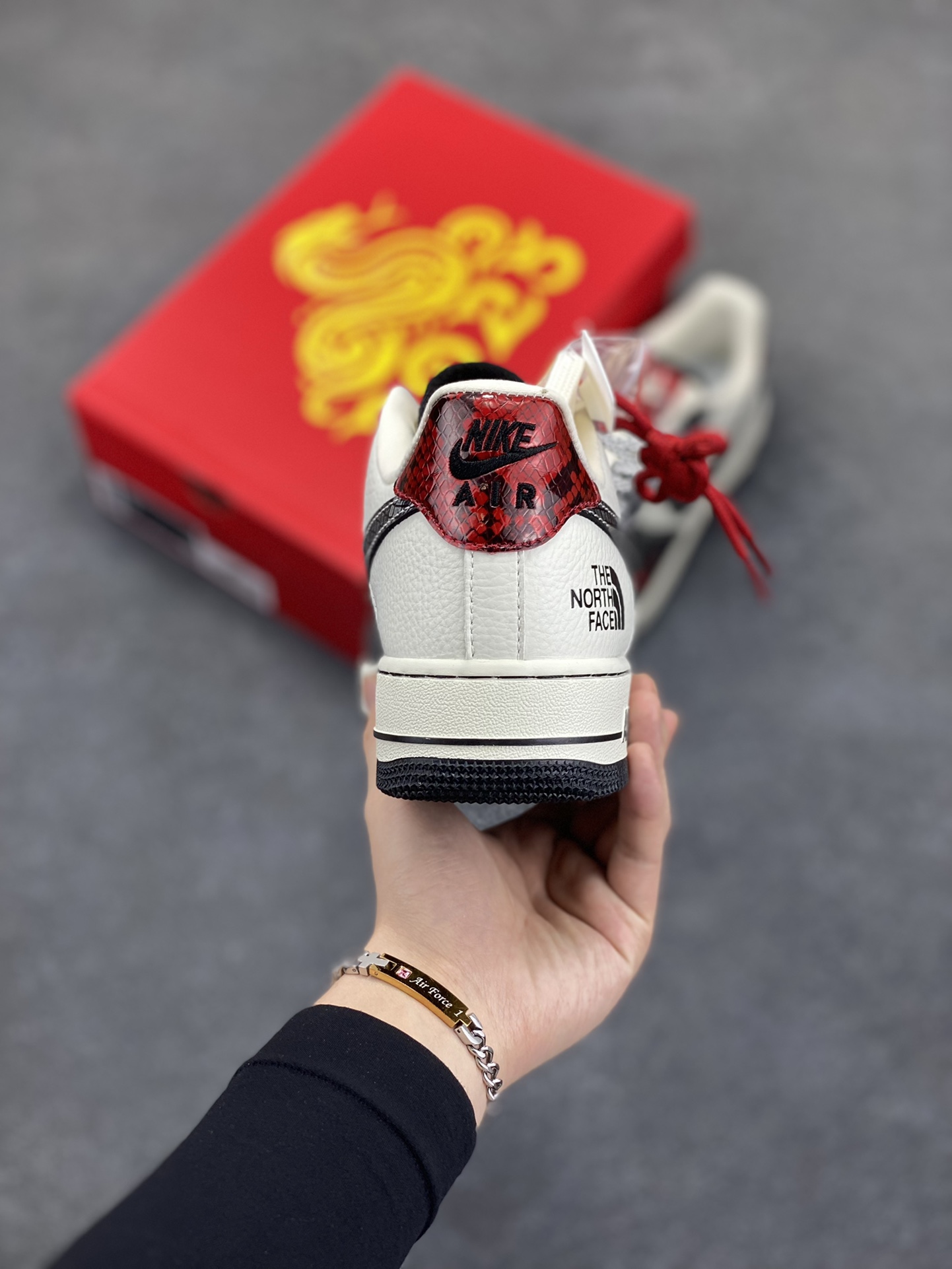 图片[4]-NIke Air Force 1 \’07 Low “北面联名蛇年限定——银蛇”空军一号 低帮 运动鞋 休闲鞋 折边针车 工艺难度大 原楦头原纸板 原装鞋盒 定制五金配件 内置全掌气垫 原厂鞋底 货号：CH6336-521 尺码：36 36.5 37.5 38 38.5 39 40 40.5 41 42 42.5 43 44 44.5 45-选品中心