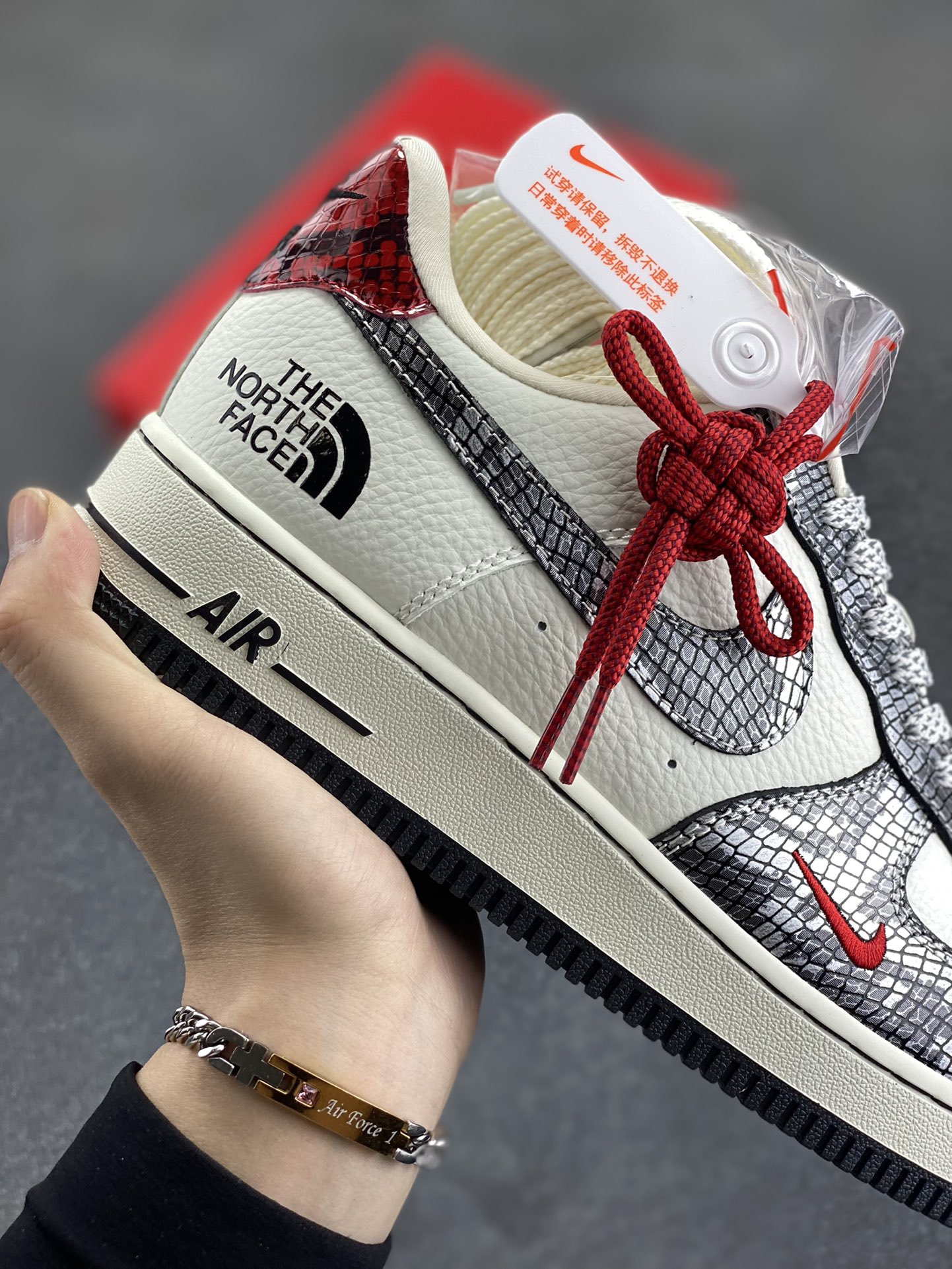 图片[6]-NIke Air Force 1 \’07 Low “北面联名蛇年限定——银蛇”空军一号 低帮 运动鞋 休闲鞋 折边针车 工艺难度大 原楦头原纸板 原装鞋盒 定制五金配件 内置全掌气垫 原厂鞋底 货号：CH6336-521 尺码：36 36.5 37.5 38 38.5 39 40 40.5 41 42 42.5 43 44 44.5 45-选品中心