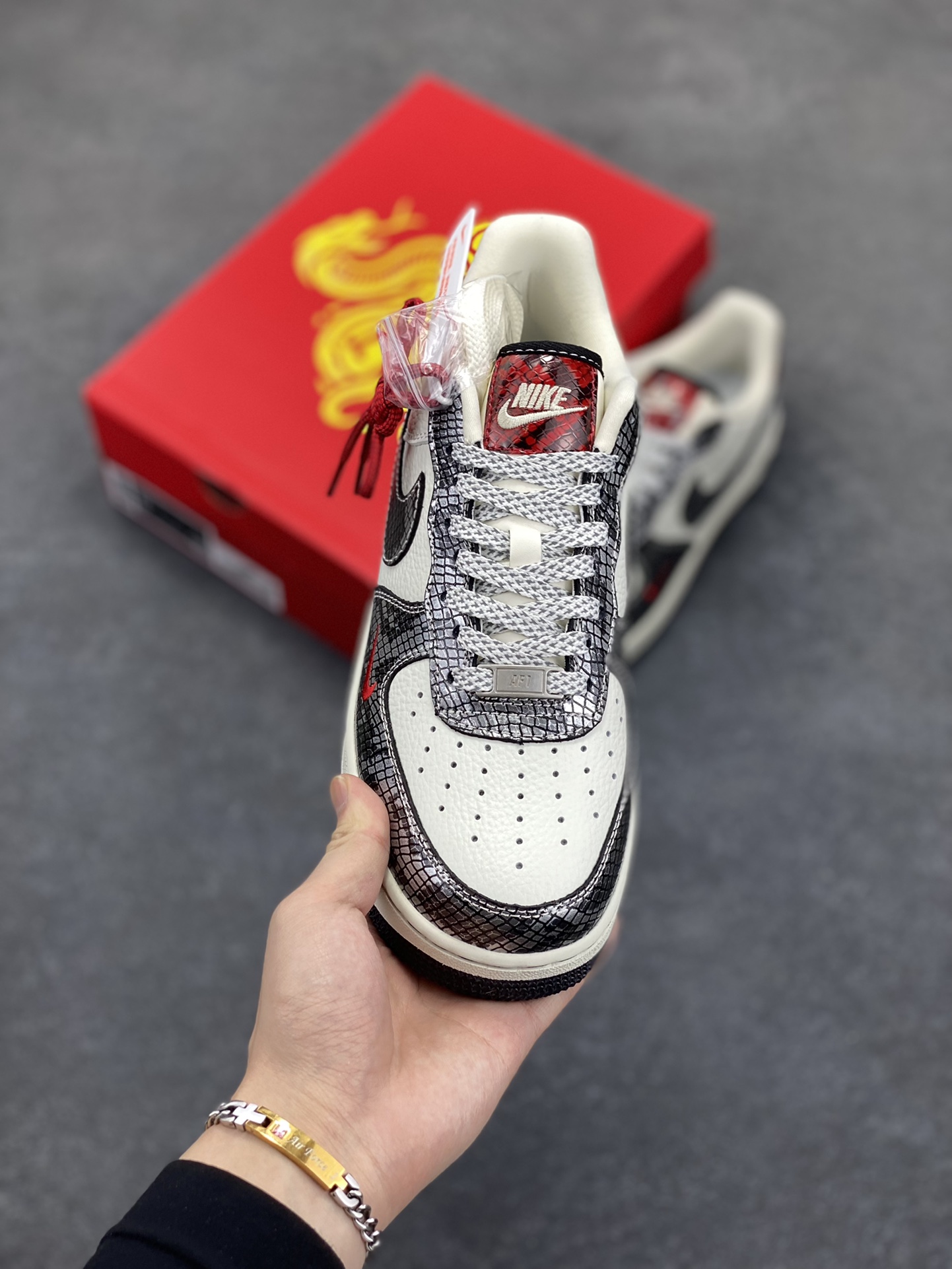 图片[2]-NIke Air Force 1 \’07 Low “北面联名蛇年限定——银蛇”空军一号 低帮 运动鞋 休闲鞋 折边针车 工艺难度大 原楦头原纸板 原装鞋盒 定制五金配件 内置全掌气垫 原厂鞋底 货号：CH6336-521 尺码：36 36.5 37.5 38 38.5 39 40 40.5 41 42 42.5 43 44 44.5 45-选品中心