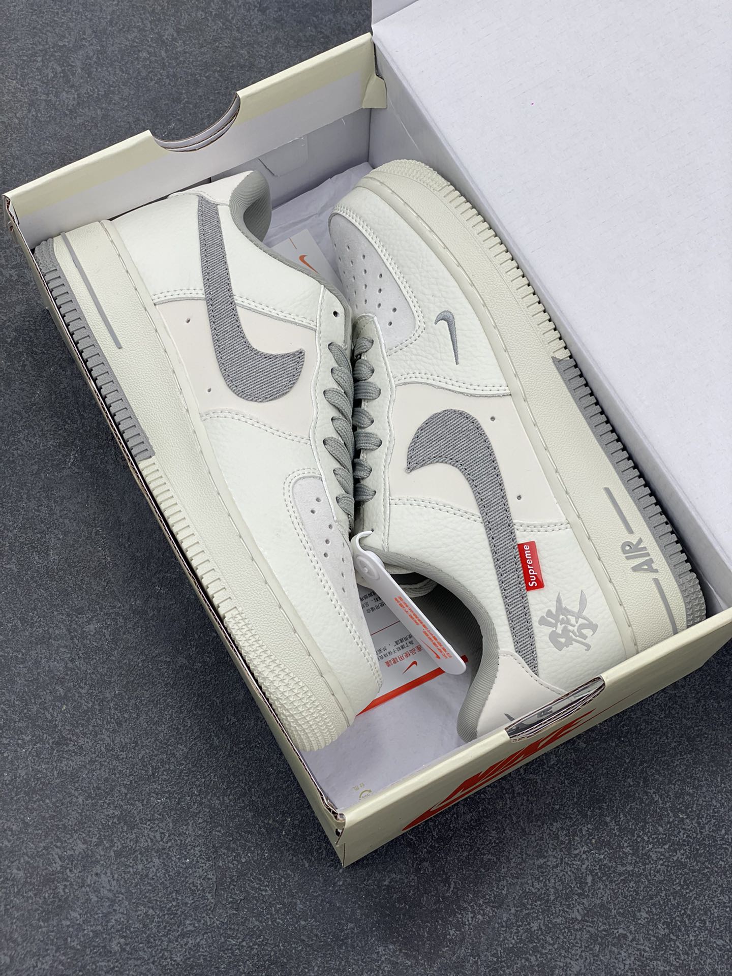 图片[9]-NIke Air Force 1 \’07 Low “Supreme联名——发”空军一号 低帮 运动鞋 休闲鞋 折边针车 工艺难度大 原楦头原纸板 原装鞋盒 定制五金配件 内置全掌气垫 原厂鞋底 货号：CH6336-522 尺码：36 36.5 37.5 38 38.5 39 40 40.5 41 42 42.5 43 44 44.5 45-选品中心