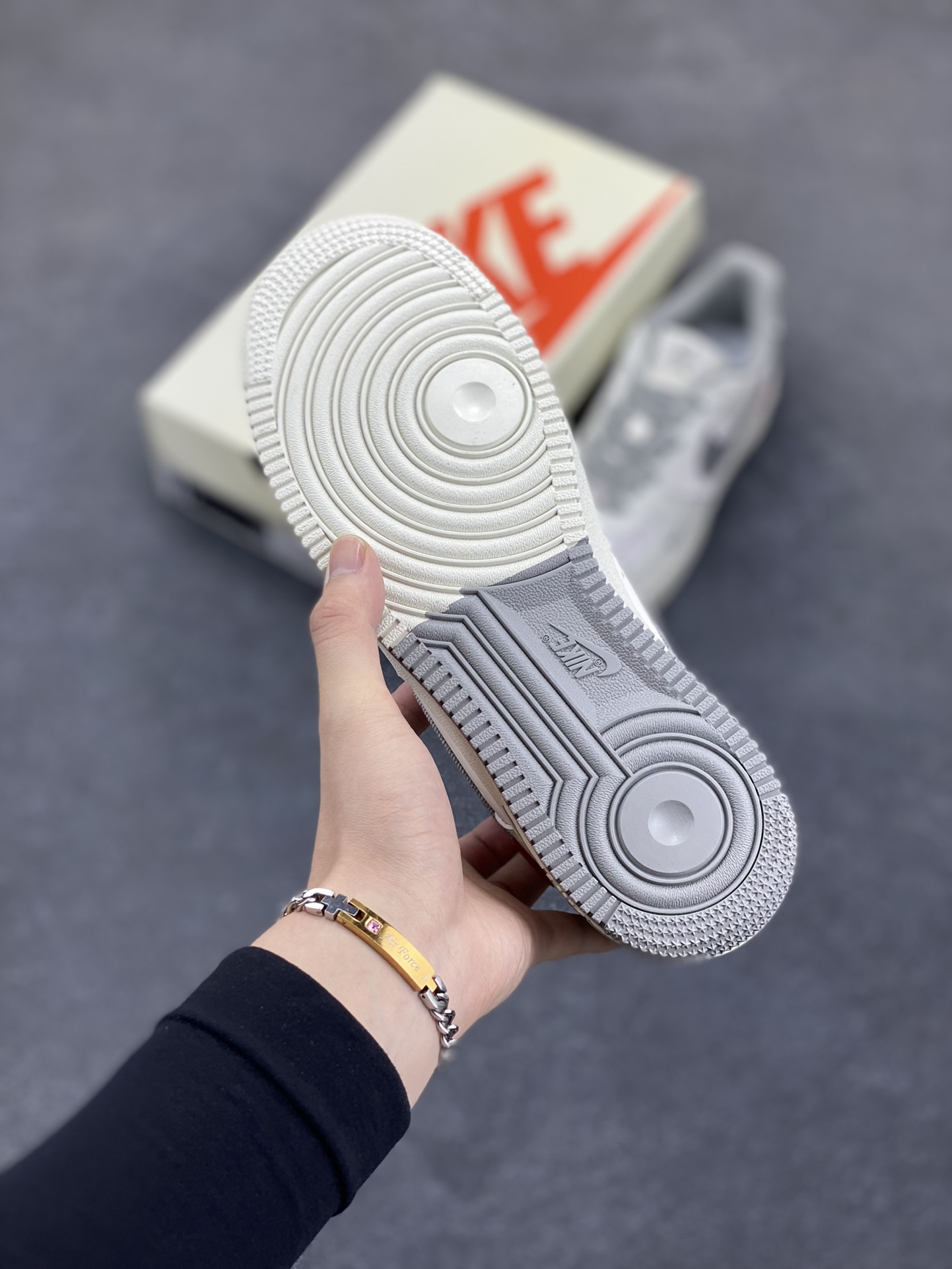 图片[5]-NIke Air Force 1 \’07 Low “Supreme联名——发”空军一号 低帮 运动鞋 休闲鞋 折边针车 工艺难度大 原楦头原纸板 原装鞋盒 定制五金配件 内置全掌气垫 原厂鞋底 货号：CH6336-522 尺码：36 36.5 37.5 38 38.5 39 40 40.5 41 42 42.5 43 44 44.5 45-选品中心