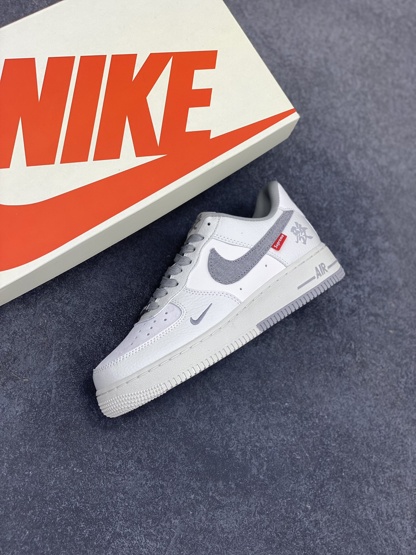 图片[7]-NIke Air Force 1 \’07 Low “Supreme联名——发”空军一号 低帮 运动鞋 休闲鞋 折边针车 工艺难度大 原楦头原纸板 原装鞋盒 定制五金配件 内置全掌气垫 原厂鞋底 货号：CH6336-522 尺码：36 36.5 37.5 38 38.5 39 40 40.5 41 42 42.5 43 44 44.5 45-选品中心