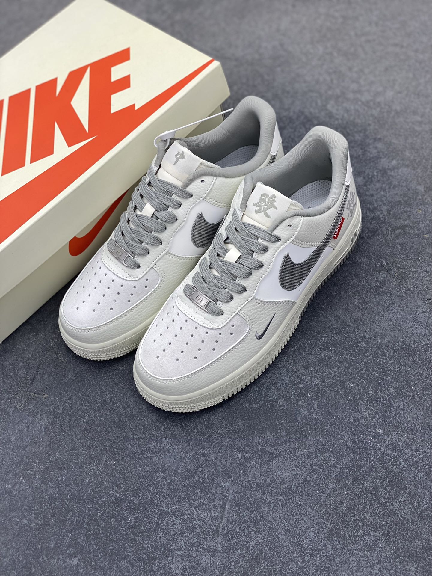 图片[8]-NIke Air Force 1 \’07 Low “Supreme联名——发”空军一号 低帮 运动鞋 休闲鞋 折边针车 工艺难度大 原楦头原纸板 原装鞋盒 定制五金配件 内置全掌气垫 原厂鞋底 货号：CH6336-522 尺码：36 36.5 37.5 38 38.5 39 40 40.5 41 42 42.5 43 44 44.5 45-选品中心