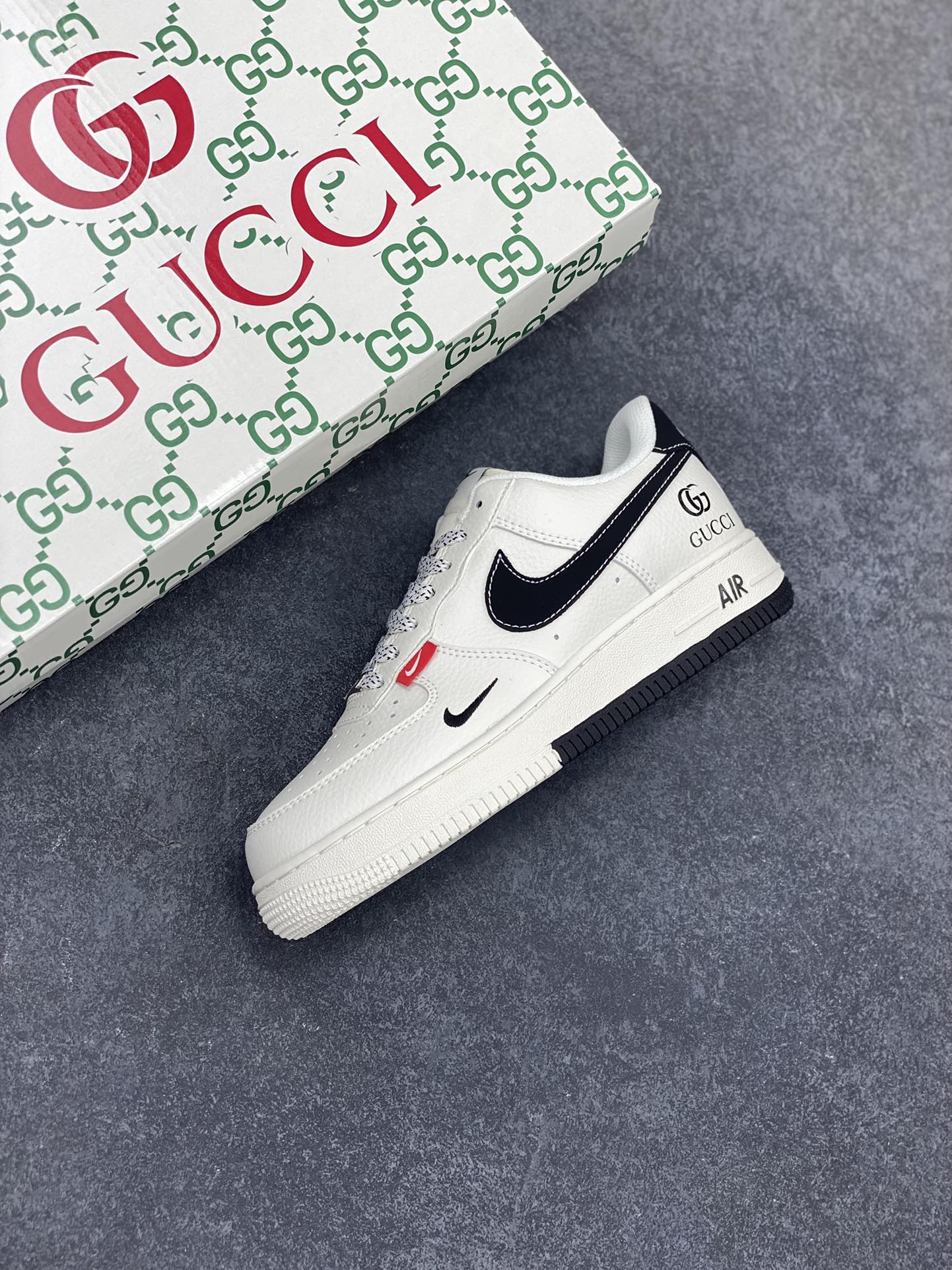 图片[7]-NIke Air Force 1 \’07 Low “古驰联名——双拼小黑勾”空军一号 低帮 运动鞋 休闲鞋 折边针车 工艺难度大 原楦头原纸板 原装鞋盒 定制五金配件 内置全掌气垫 原厂鞋底 货号：CS5288-009 尺码：36 36.5 37.5 38 38.5 39 40 40.5 41 42 42.5 43 44 44.5 45-选品中心