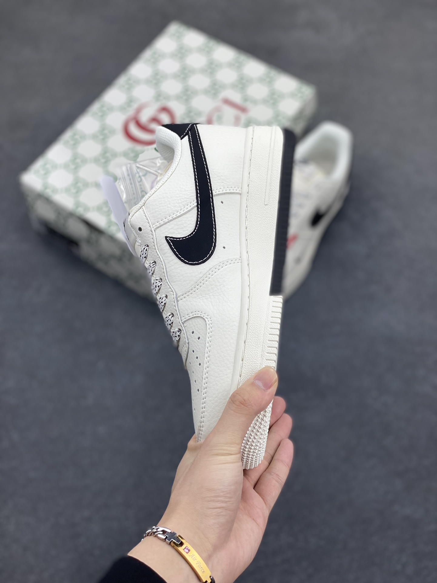 图片[3]-NIke Air Force 1 \’07 Low “古驰联名——双拼小黑勾”空军一号 低帮 运动鞋 休闲鞋 折边针车 工艺难度大 原楦头原纸板 原装鞋盒 定制五金配件 内置全掌气垫 原厂鞋底 货号：CS5288-009 尺码：36 36.5 37.5 38 38.5 39 40 40.5 41 42 42.5 43 44 44.5 45-选品中心