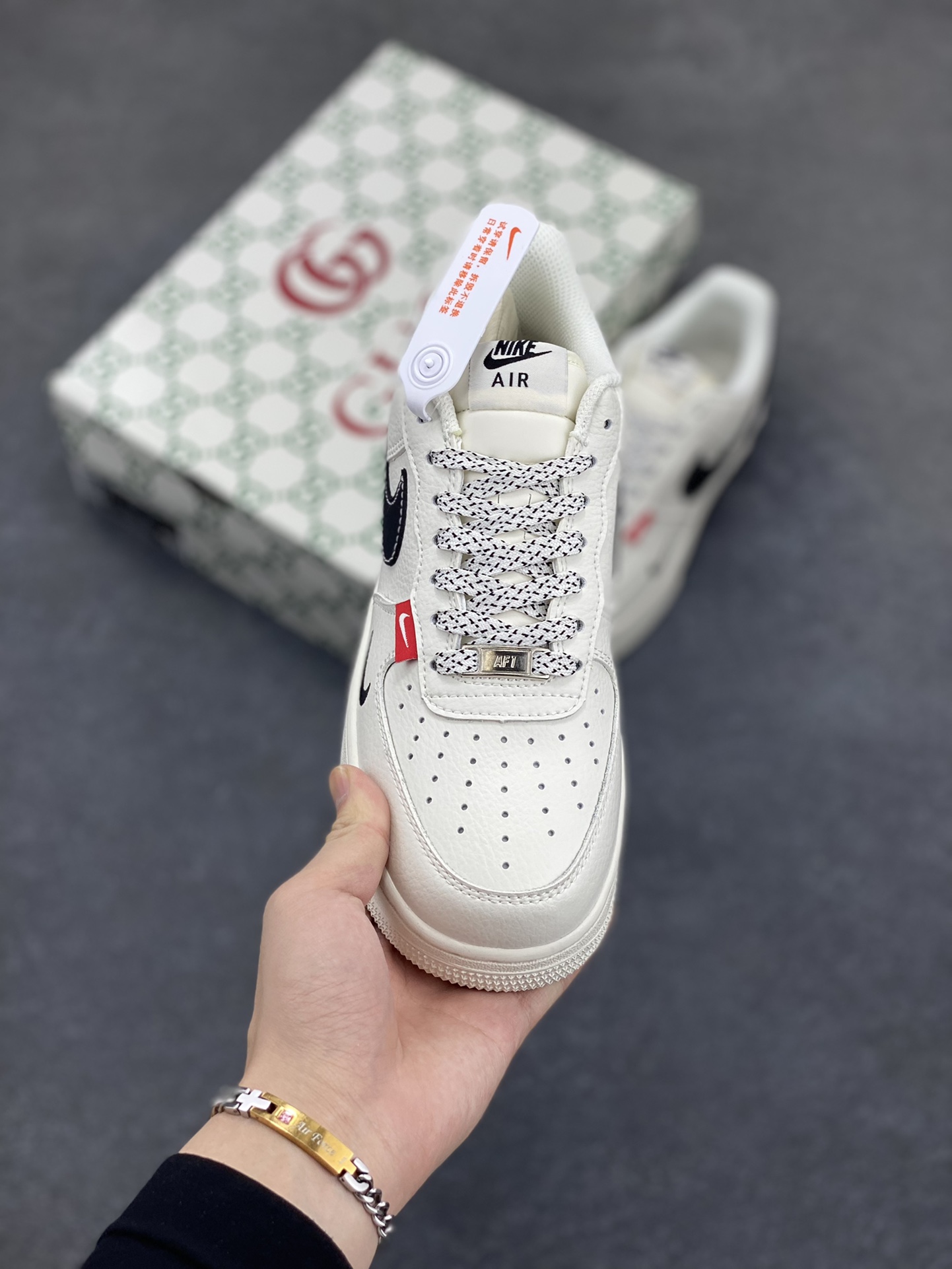 图片[2]-NIke Air Force 1 \’07 Low “古驰联名——双拼小黑勾”空军一号 低帮 运动鞋 休闲鞋 折边针车 工艺难度大 原楦头原纸板 原装鞋盒 定制五金配件 内置全掌气垫 原厂鞋底 货号：CS5288-009 尺码：36 36.5 37.5 38 38.5 39 40 40.5 41 42 42.5 43 44 44.5 45-选品中心