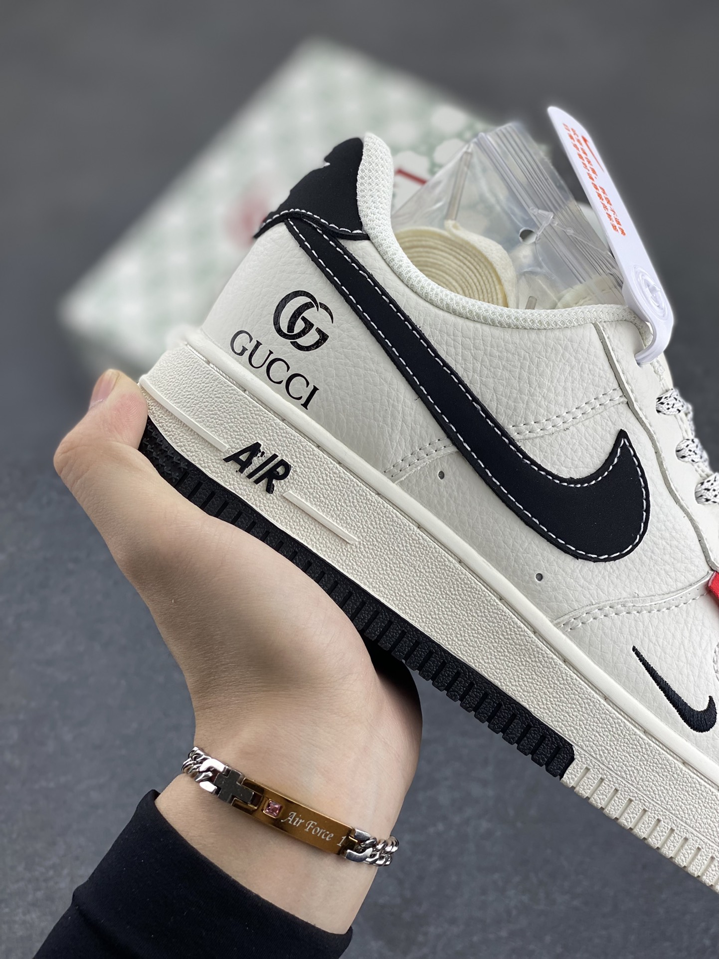 图片[6]-NIke Air Force 1 \’07 Low “古驰联名——双拼小黑勾”空军一号 低帮 运动鞋 休闲鞋 折边针车 工艺难度大 原楦头原纸板 原装鞋盒 定制五金配件 内置全掌气垫 原厂鞋底 货号：CS5288-009 尺码：36 36.5 37.5 38 38.5 39 40 40.5 41 42 42.5 43 44 44.5 45-选品中心