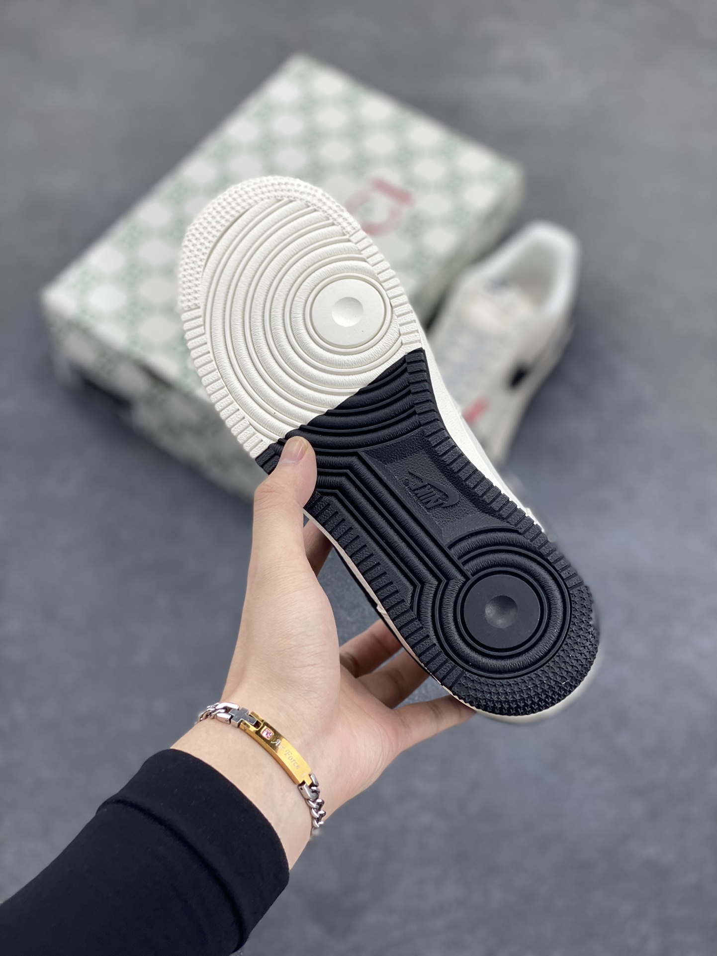 图片[5]-NIke Air Force 1 \’07 Low “古驰联名——双拼小黑勾”空军一号 低帮 运动鞋 休闲鞋 折边针车 工艺难度大 原楦头原纸板 原装鞋盒 定制五金配件 内置全掌气垫 原厂鞋底 货号：CS5288-009 尺码：36 36.5 37.5 38 38.5 39 40 40.5 41 42 42.5 43 44 44.5 45-选品中心