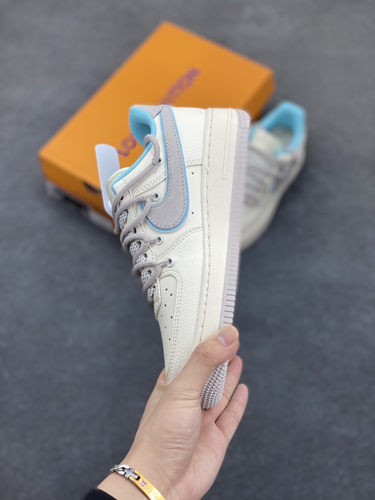 图片[3]-NIke Air Force 1 \’07 Low “LV联名——米青抽绳”空军一号 低帮 运动鞋 休闲鞋 折边针车 工艺难度大 原楦头原纸板 原装鞋盒 定制五金配件 内置全掌气垫 原厂鞋底 货号：DM6868-095 尺码：36 36.5 37.5 38 38.5 39 40 40.5 41 42 42.5 43 44 44.5 45-选品中心