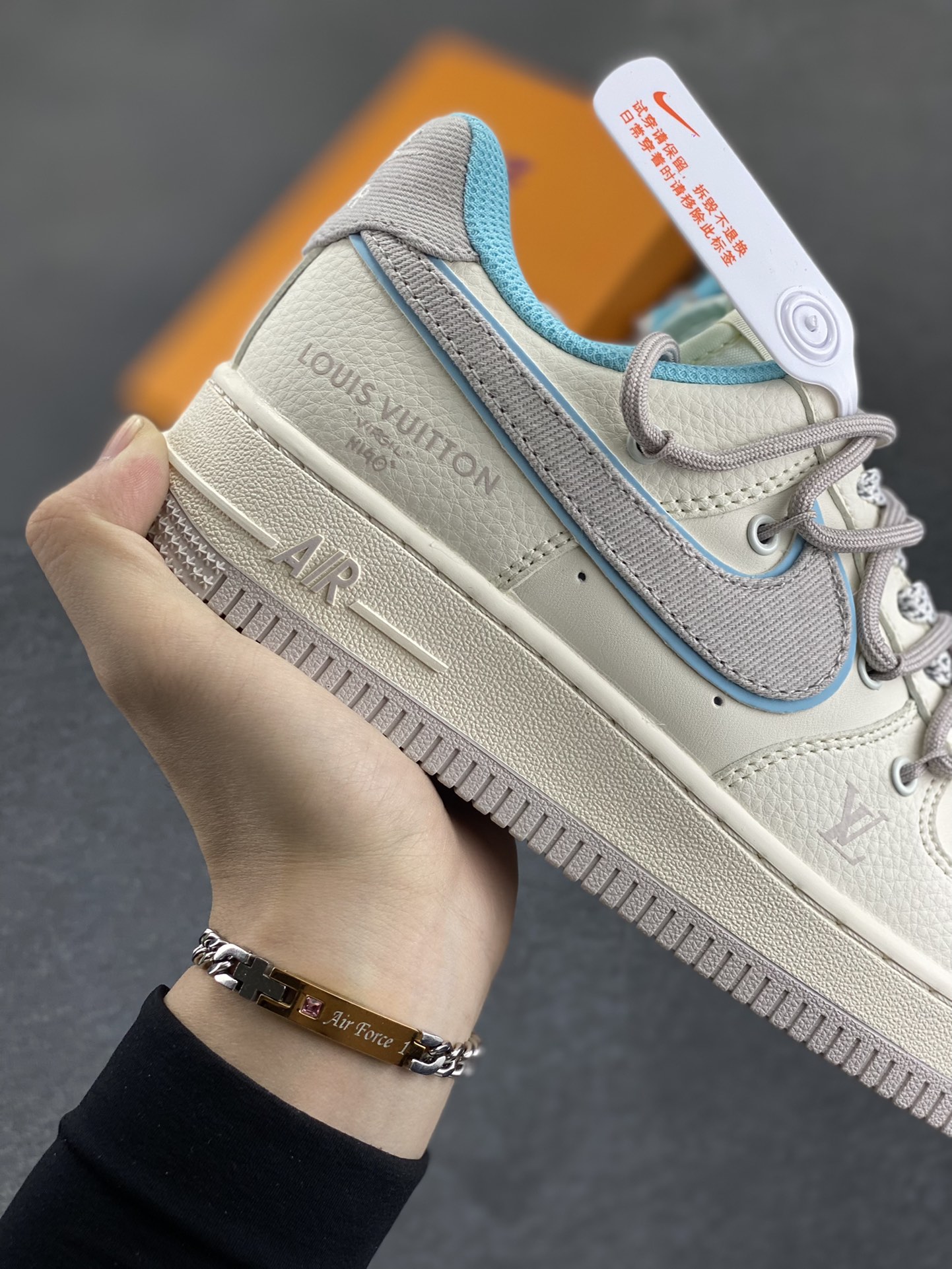 图片[6]-NIke Air Force 1 \’07 Low “LV联名——米青抽绳”空军一号 低帮 运动鞋 休闲鞋 折边针车 工艺难度大 原楦头原纸板 原装鞋盒 定制五金配件 内置全掌气垫 原厂鞋底 货号：DM6868-095 尺码：36 36.5 37.5 38 38.5 39 40 40.5 41 42 42.5 43 44 44.5 45-选品中心