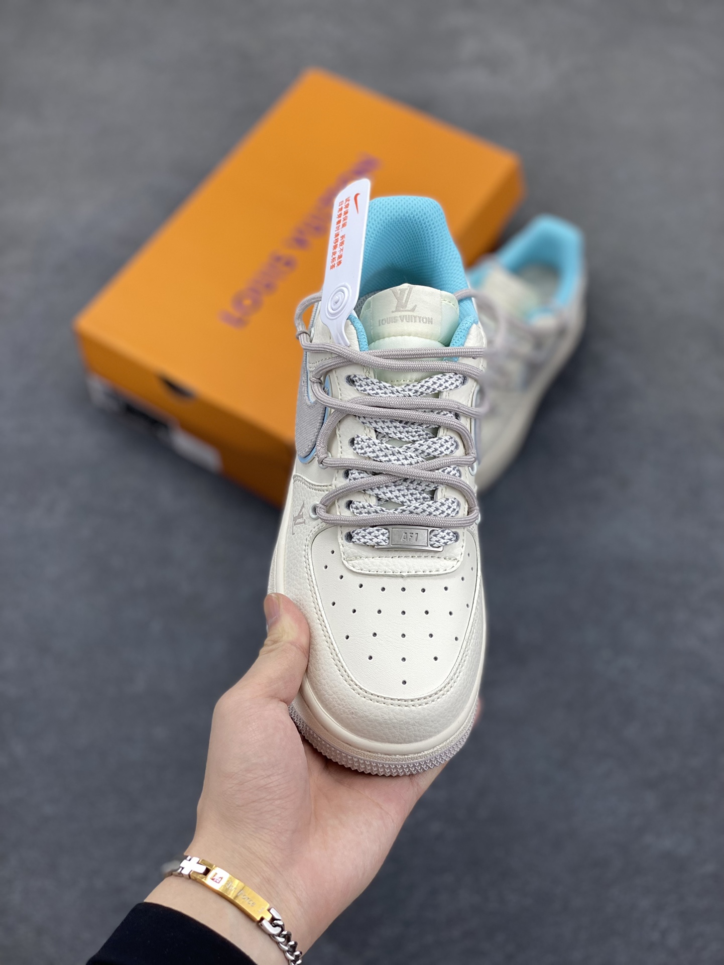 图片[2]-NIke Air Force 1 \’07 Low “LV联名——米青抽绳”空军一号 低帮 运动鞋 休闲鞋 折边针车 工艺难度大 原楦头原纸板 原装鞋盒 定制五金配件 内置全掌气垫 原厂鞋底 货号：DM6868-095 尺码：36 36.5 37.5 38 38.5 39 40 40.5 41 42 42.5 43 44 44.5 45-选品中心