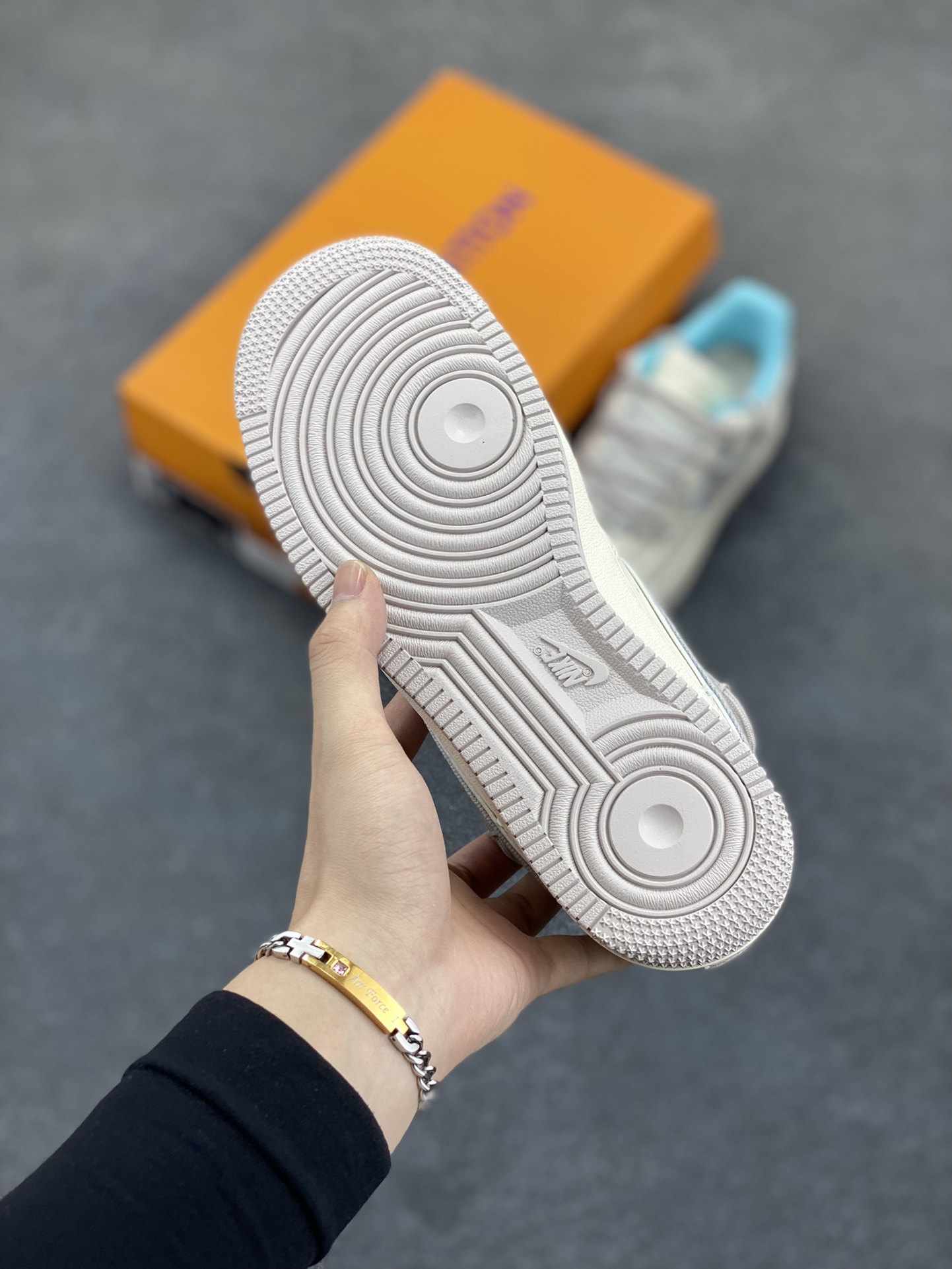 图片[5]-NIke Air Force 1 \’07 Low “LV联名——米青抽绳”空军一号 低帮 运动鞋 休闲鞋 折边针车 工艺难度大 原楦头原纸板 原装鞋盒 定制五金配件 内置全掌气垫 原厂鞋底 货号：DM6868-095 尺码：36 36.5 37.5 38 38.5 39 40 40.5 41 42 42.5 43 44 44.5 45-选品中心
