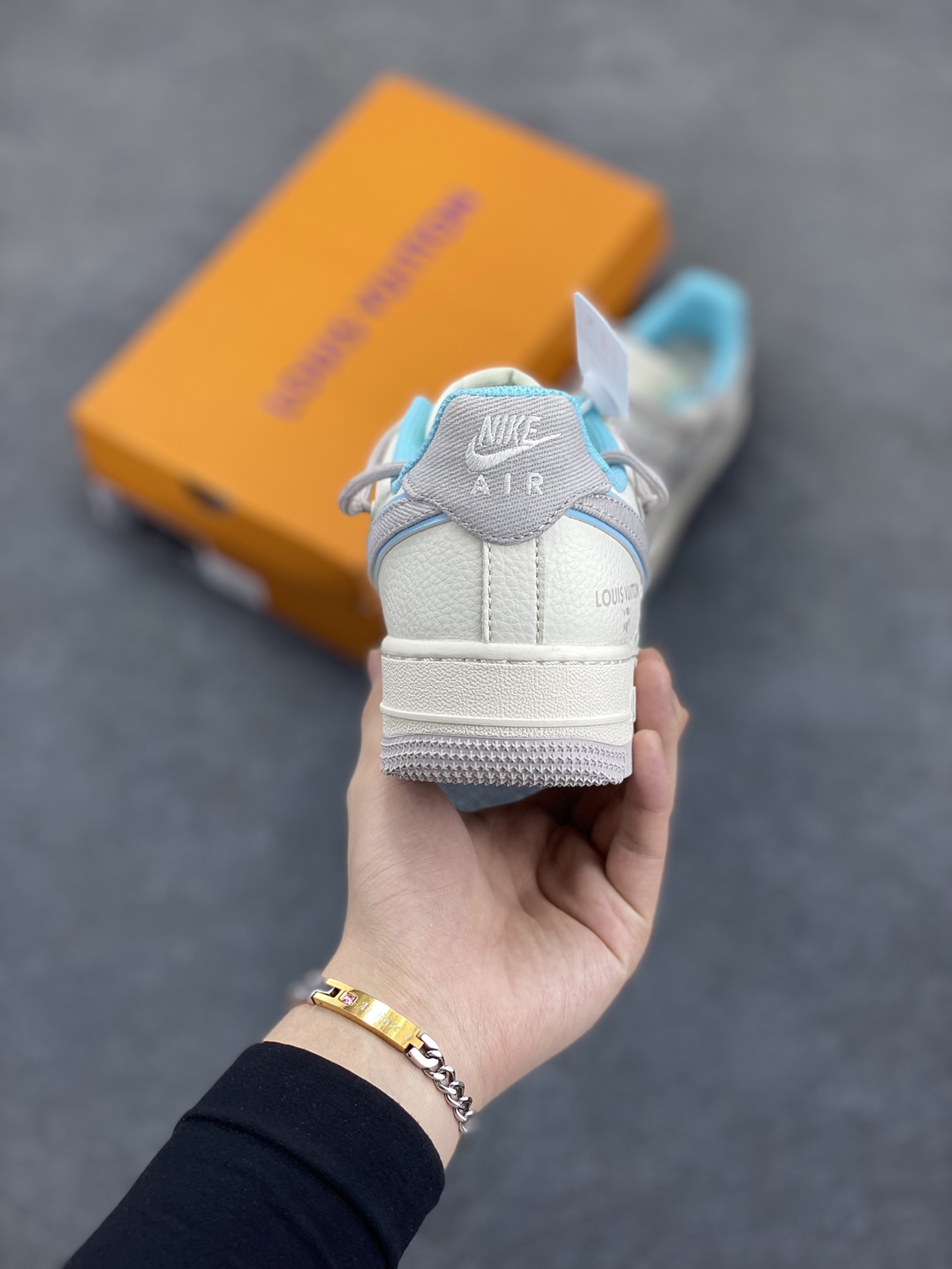 图片[4]-NIke Air Force 1 \’07 Low “LV联名——米青抽绳”空军一号 低帮 运动鞋 休闲鞋 折边针车 工艺难度大 原楦头原纸板 原装鞋盒 定制五金配件 内置全掌气垫 原厂鞋底 货号：DM6868-095 尺码：36 36.5 37.5 38 38.5 39 40 40.5 41 42 42.5 43 44 44.5 45-选品中心