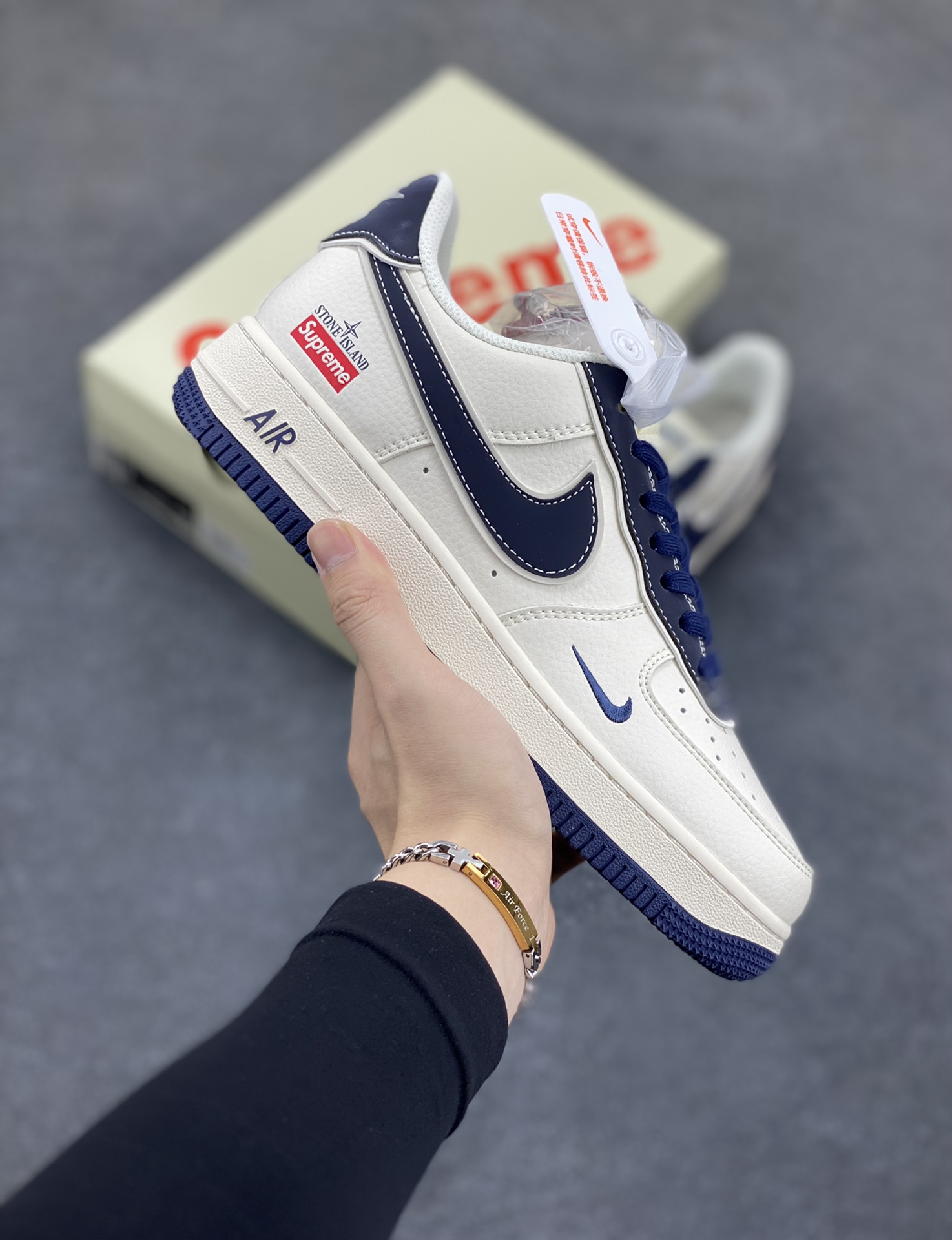 NIke Air Force 1 \’07 Low “石头岛Supreme联名–藏蓝米白”空军一号 低帮 运动鞋 休闲鞋 折边针车 工艺难度大 原楦头原纸板 原装鞋盒 定制五金配件 内置全掌气垫 原厂鞋底 货号:BB1616-302 尺码:36 36.5 37.5 38 38.5 39 40 40.5 41 42 42.5 43 44 44.5 45-选品中心
