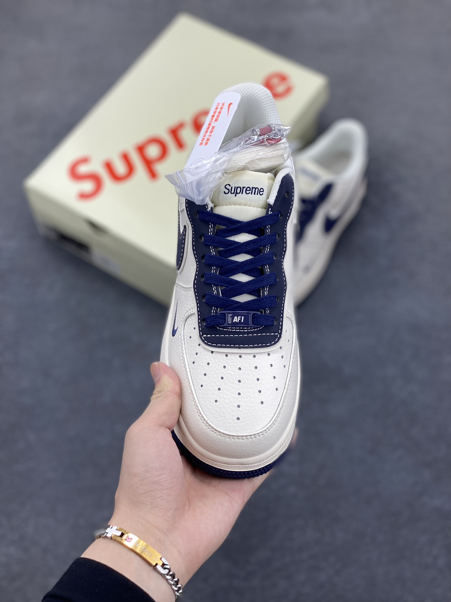 图片[2]-NIke Air Force 1 \’07 Low “石头岛Supreme联名–藏蓝米白”空军一号 低帮 运动鞋 休闲鞋 折边针车 工艺难度大 原楦头原纸板 原装鞋盒 定制五金配件 内置全掌气垫 原厂鞋底 货号：BB1616-302 尺码：36 36.5 37.5 38 38.5 39 40 40.5 41 42 42.5 43 44 44.5 45-选品中心