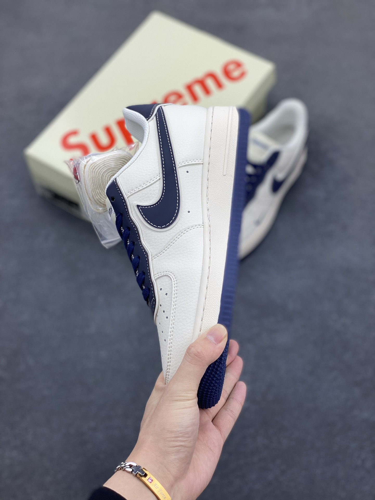 图片[3]-NIke Air Force 1 \’07 Low “石头岛Supreme联名–藏蓝米白”空军一号 低帮 运动鞋 休闲鞋 折边针车 工艺难度大 原楦头原纸板 原装鞋盒 定制五金配件 内置全掌气垫 原厂鞋底 货号：BB1616-302 尺码：36 36.5 37.5 38 38.5 39 40 40.5 41 42 42.5 43 44 44.5 45-选品中心