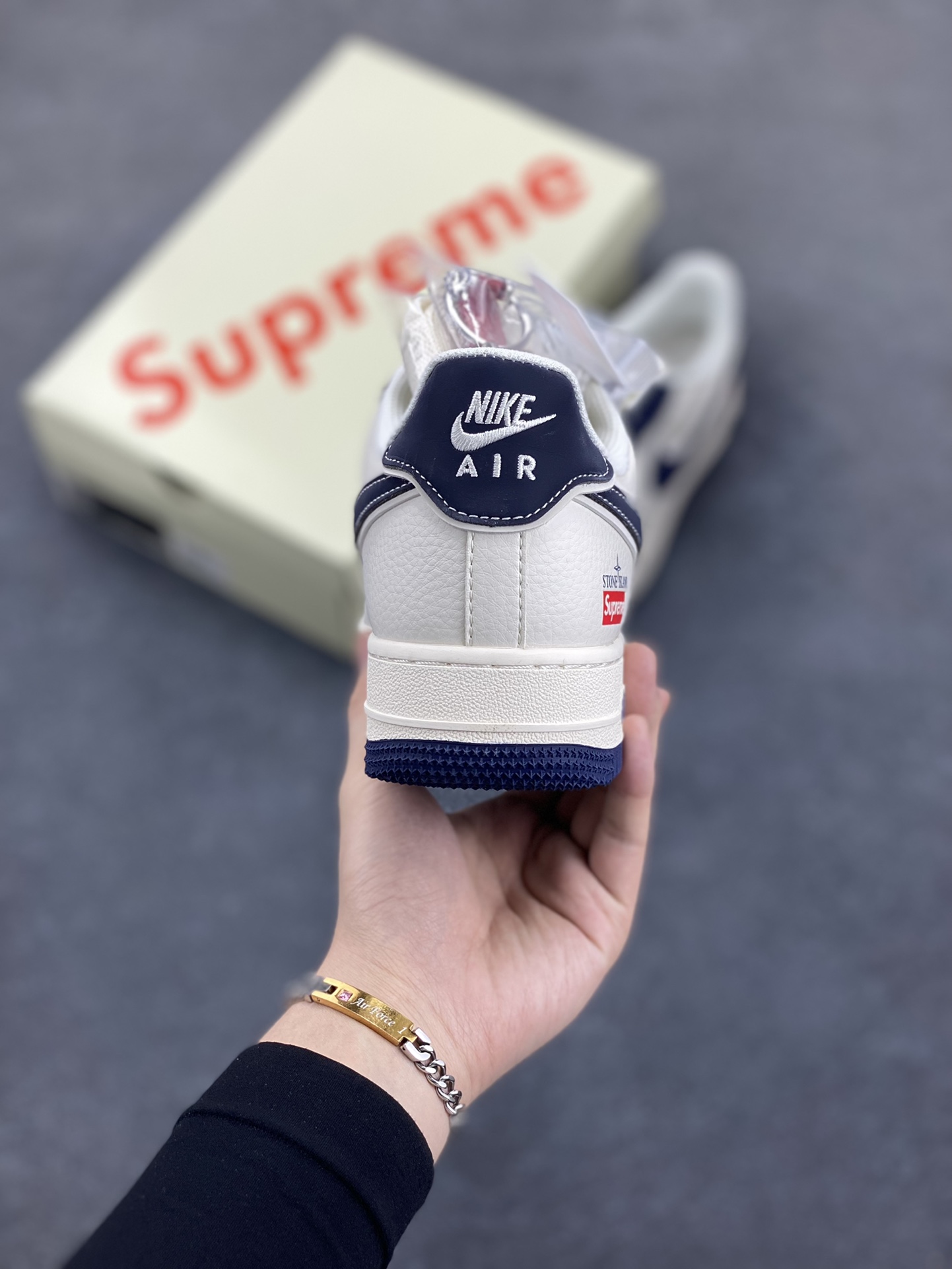 图片[4]-NIke Air Force 1 \’07 Low “石头岛Supreme联名–藏蓝米白”空军一号 低帮 运动鞋 休闲鞋 折边针车 工艺难度大 原楦头原纸板 原装鞋盒 定制五金配件 内置全掌气垫 原厂鞋底 货号：BB1616-302 尺码：36 36.5 37.5 38 38.5 39 40 40.5 41 42 42.5 43 44 44.5 45-选品中心