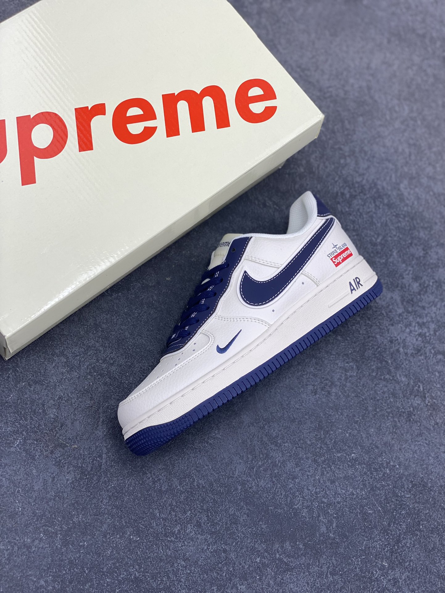 图片[7]-NIke Air Force 1 \’07 Low “石头岛Supreme联名–藏蓝米白”空军一号 低帮 运动鞋 休闲鞋 折边针车 工艺难度大 原楦头原纸板 原装鞋盒 定制五金配件 内置全掌气垫 原厂鞋底 货号：BB1616-302 尺码：36 36.5 37.5 38 38.5 39 40 40.5 41 42 42.5 43 44 44.5 45-选品中心