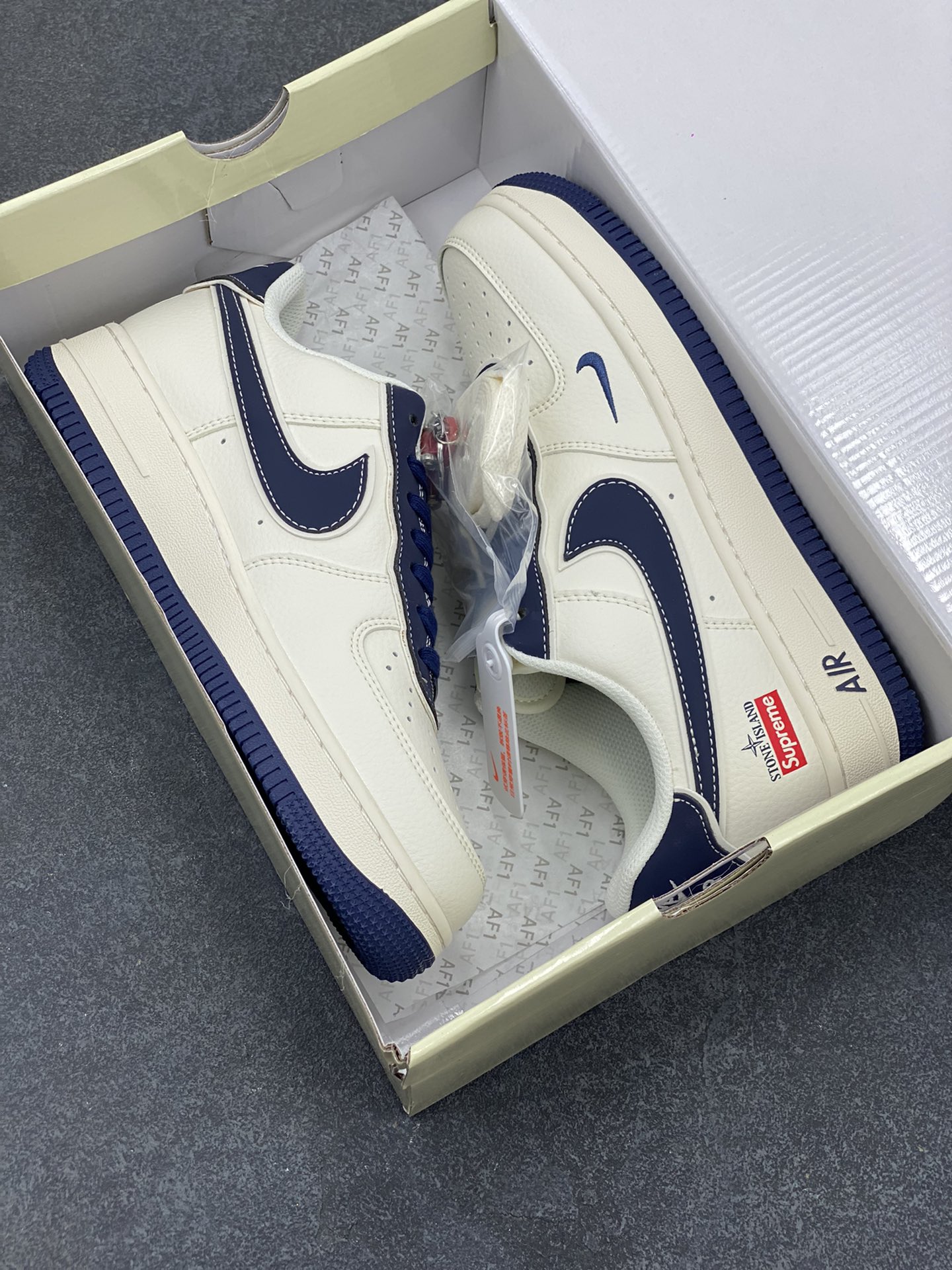 图片[9]-NIke Air Force 1 \’07 Low “石头岛Supreme联名–藏蓝米白”空军一号 低帮 运动鞋 休闲鞋 折边针车 工艺难度大 原楦头原纸板 原装鞋盒 定制五金配件 内置全掌气垫 原厂鞋底 货号：BB1616-302 尺码：36 36.5 37.5 38 38.5 39 40 40.5 41 42 42.5 43 44 44.5 45-选品中心