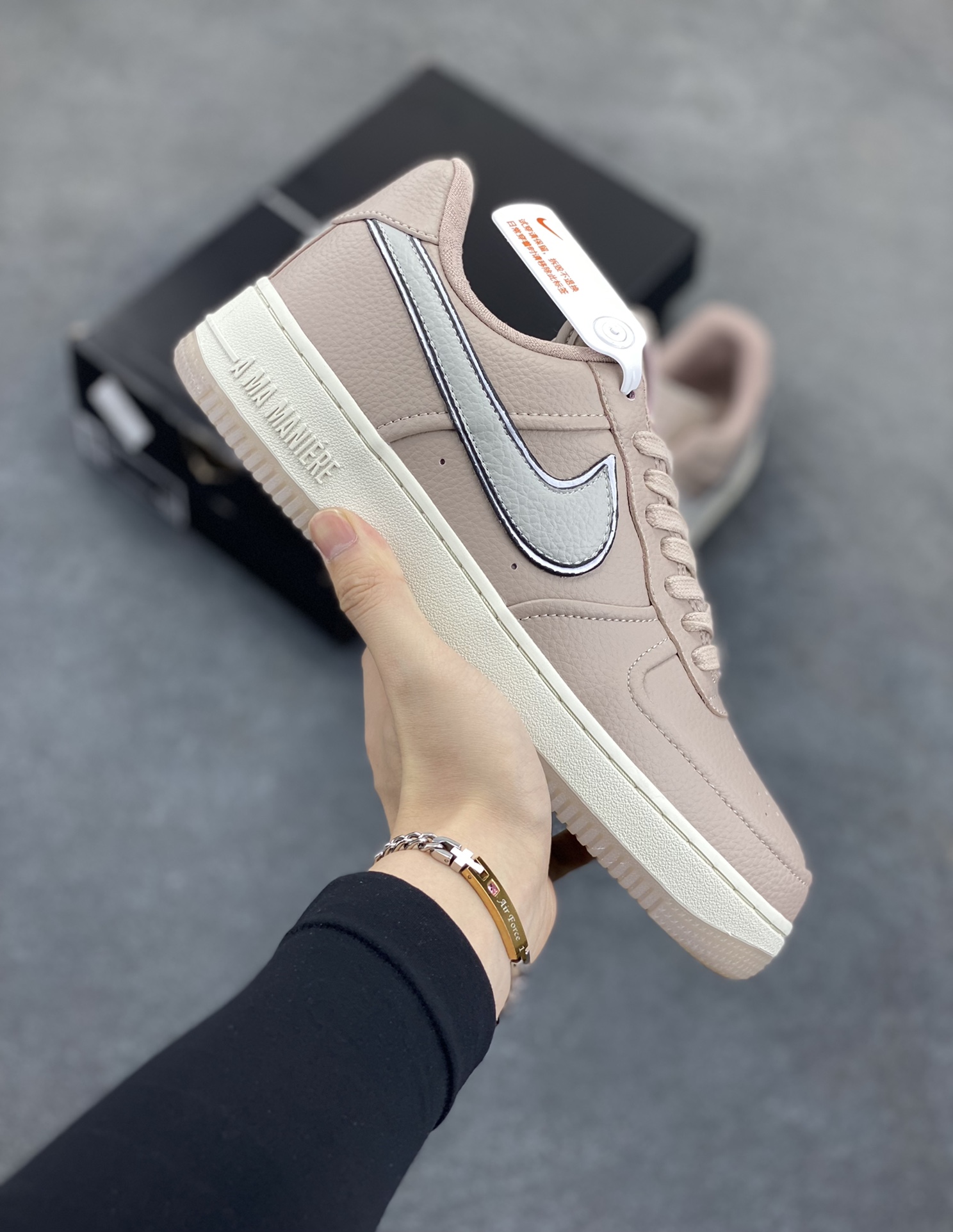 Nike Air Force 1 Low 空军一号低帮百搭休闲运动板鞋。柔软、弹性十足的缓震性能和出色的中底设计，横跨复古与现代的外型结合，造就出风靡全球三十多年的Force 1，直到今天还深受青睐。 货号：HF4084-200 尺码：36 36.5 37.5 38 38.5 39 40 40.5 41 42 42.5 43 44 44.5 45-选品中心