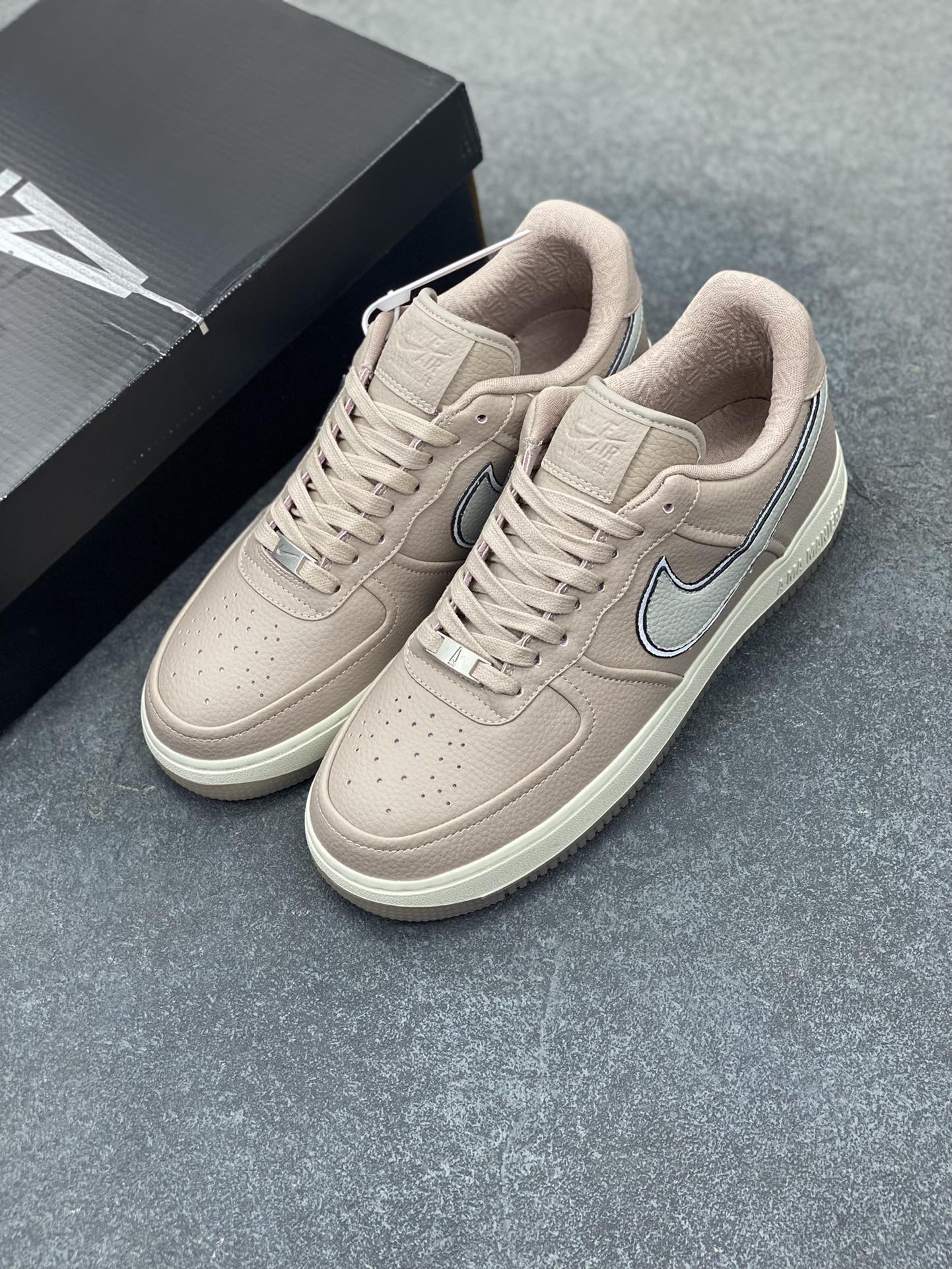 图片[8]-Nike Air Force 1 Low 空军一号低帮百搭休闲运动板鞋。柔软、弹性十足的缓震性能和出色的中底设计，横跨复古与现代的外型结合，造就出风靡全球三十多年的Force 1，直到今天还深受青睐。 货号：HF4084-200 尺码：36 36.5 37.5 38 38.5 39 40 40.5 41 42 42.5 43 44 44.5 45-选品中心
