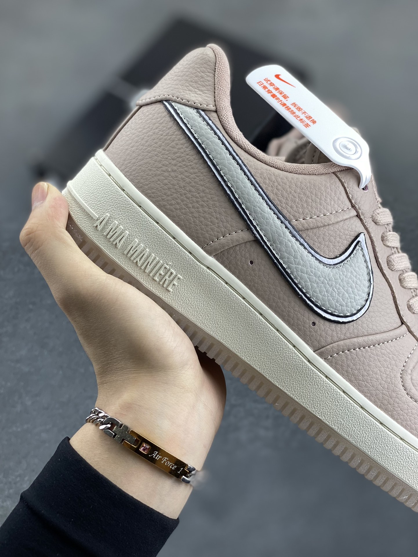 图片[6]-Nike Air Force 1 Low 空军一号低帮百搭休闲运动板鞋。柔软、弹性十足的缓震性能和出色的中底设计，横跨复古与现代的外型结合，造就出风靡全球三十多年的Force 1，直到今天还深受青睐。 货号：HF4084-200 尺码：36 36.5 37.5 38 38.5 39 40 40.5 41 42 42.5 43 44 44.5 45-选品中心
