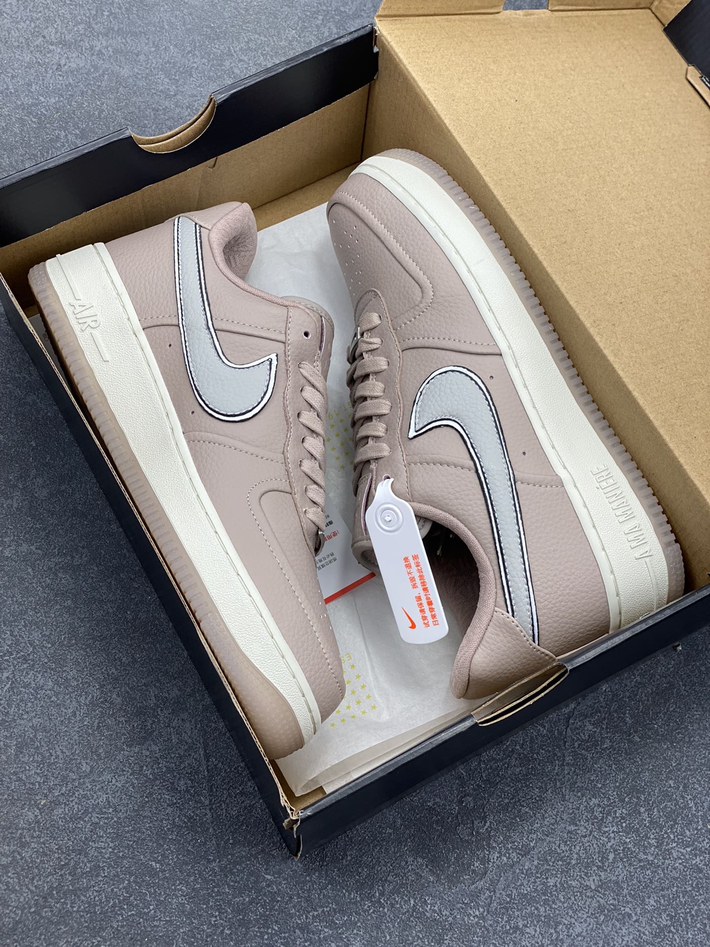 图片[9]-Nike Air Force 1 Low 空军一号低帮百搭休闲运动板鞋。柔软、弹性十足的缓震性能和出色的中底设计，横跨复古与现代的外型结合，造就出风靡全球三十多年的Force 1，直到今天还深受青睐。 货号：HF4084-200 尺码：36 36.5 37.5 38 38.5 39 40 40.5 41 42 42.5 43 44 44.5 45-选品中心