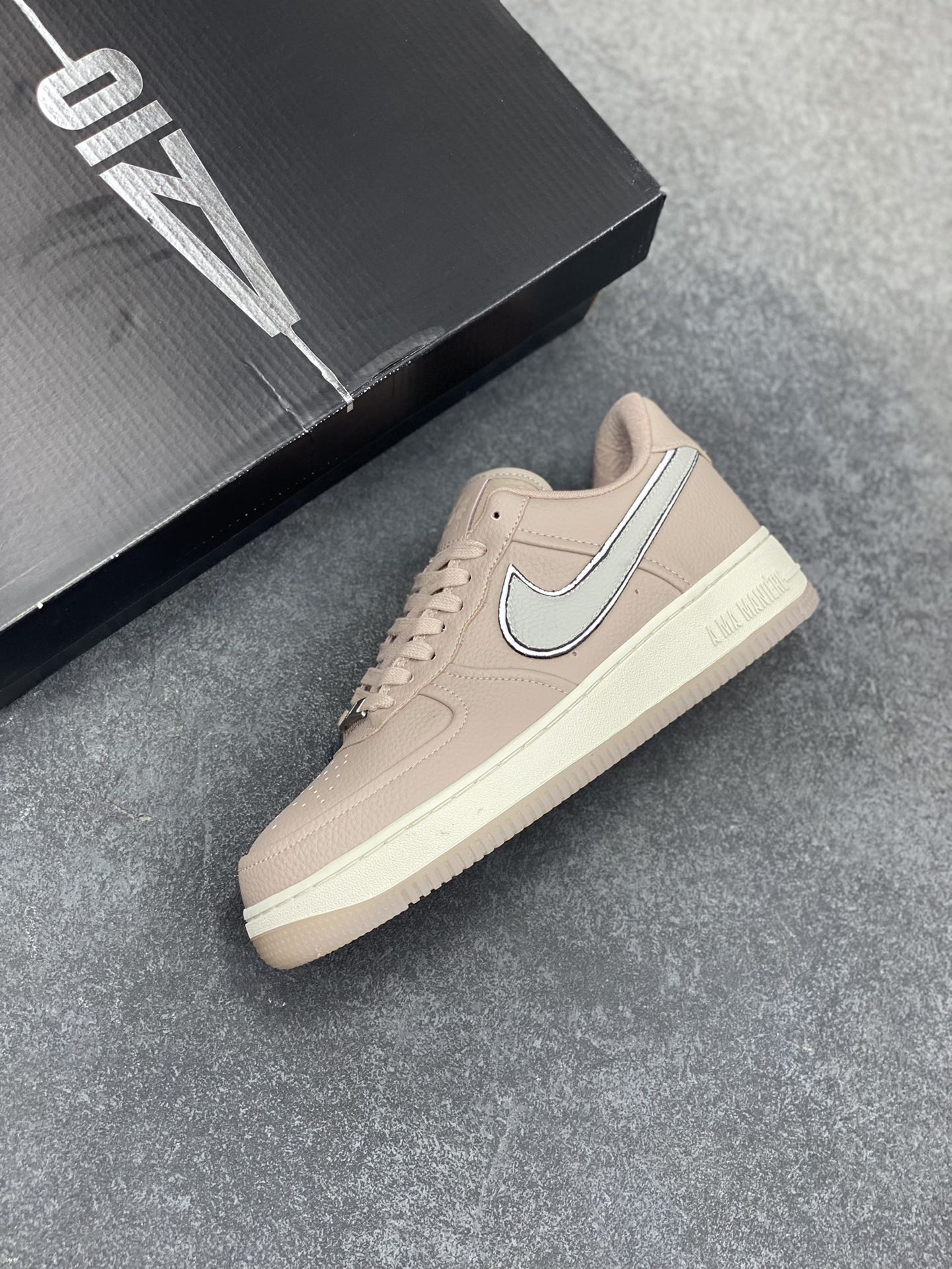 图片[7]-Nike Air Force 1 Low 空军一号低帮百搭休闲运动板鞋。柔软、弹性十足的缓震性能和出色的中底设计，横跨复古与现代的外型结合，造就出风靡全球三十多年的Force 1，直到今天还深受青睐。 货号：HF4084-200 尺码：36 36.5 37.5 38 38.5 39 40 40.5 41 42 42.5 43 44 44.5 45-选品中心